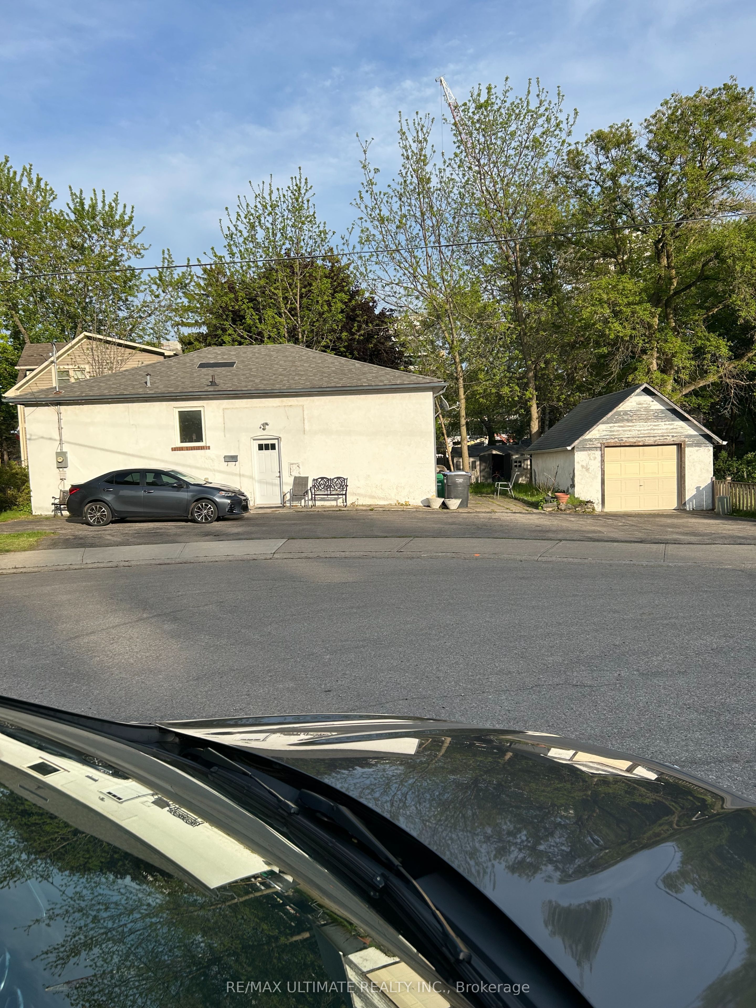 1076 Dixie Road, Mississauga, ON L5E 2P4