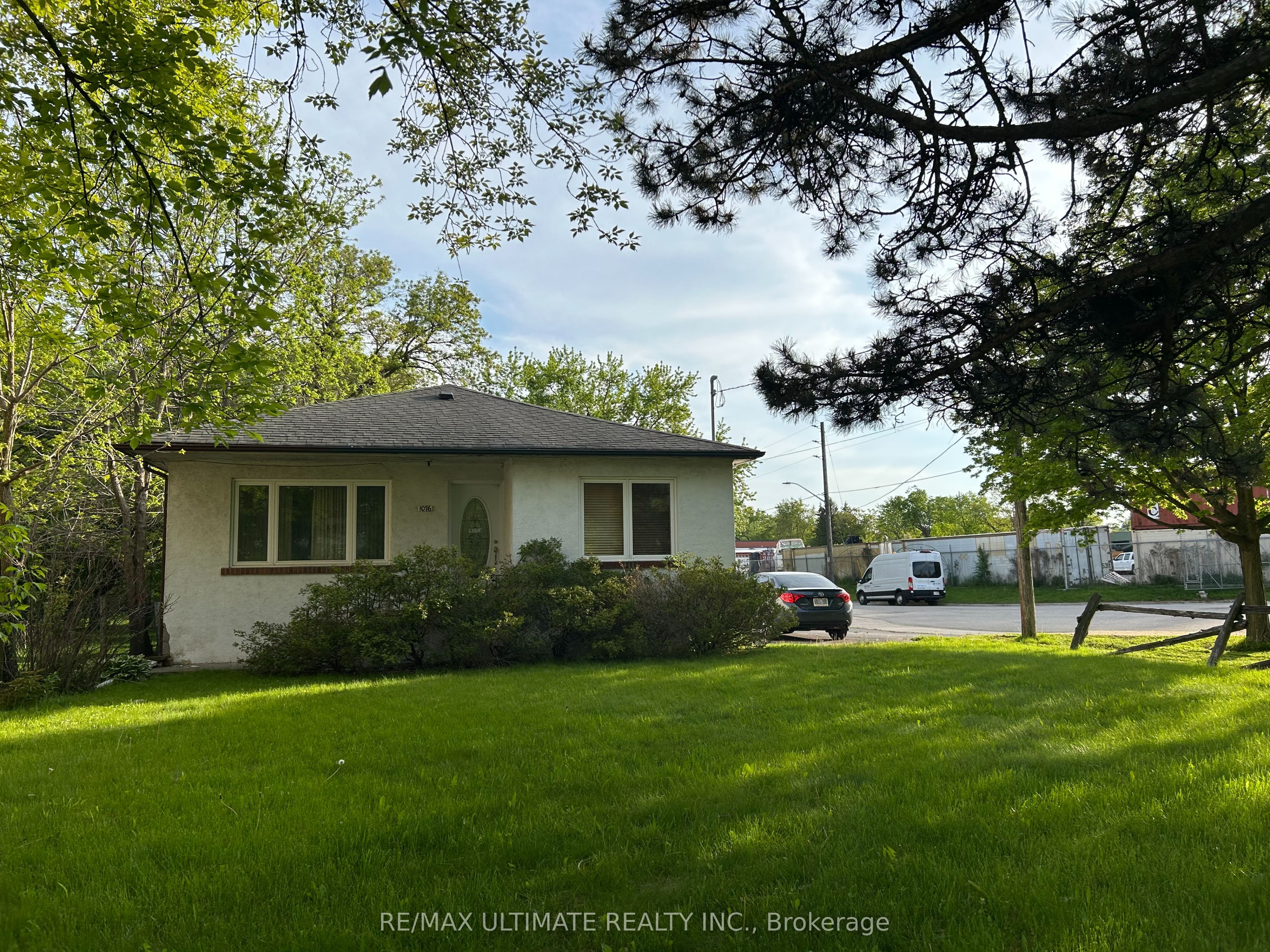 1076 Dixie Road, Mississauga, ON L5E 2P4 photo 2