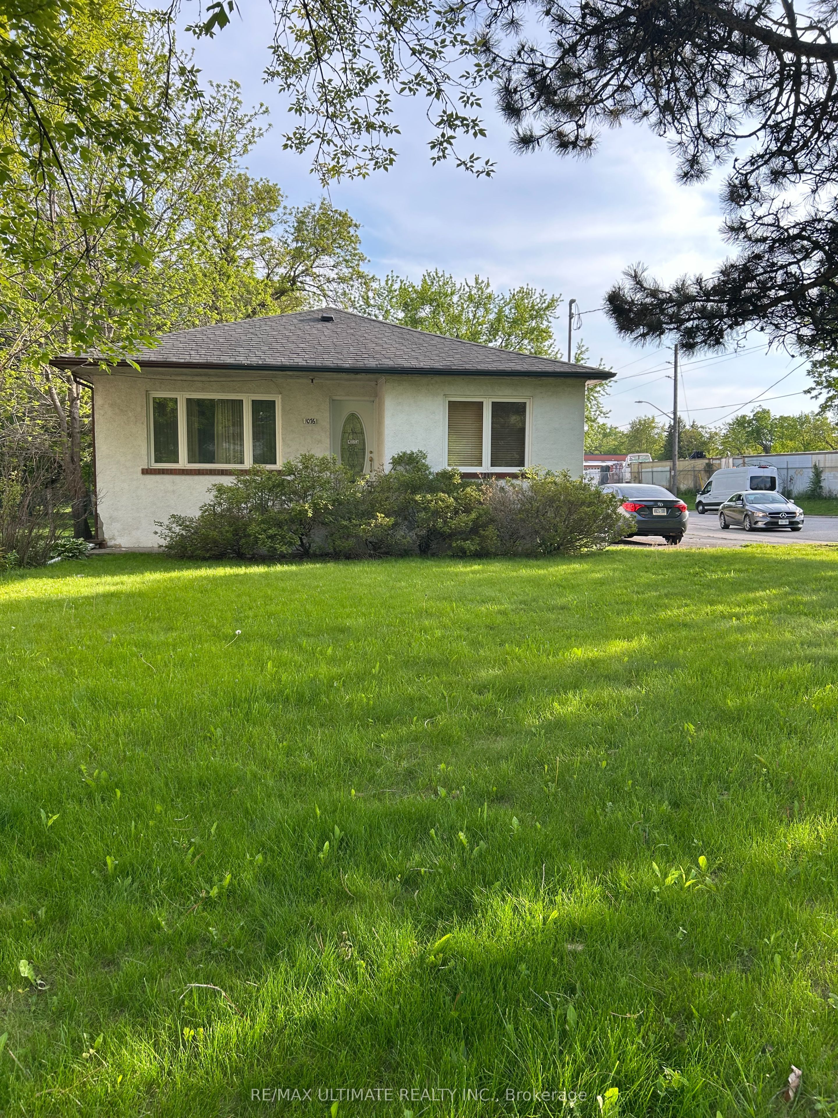 1076 Dixie Road, Mississauga, ON L5E 2P4 photo 3