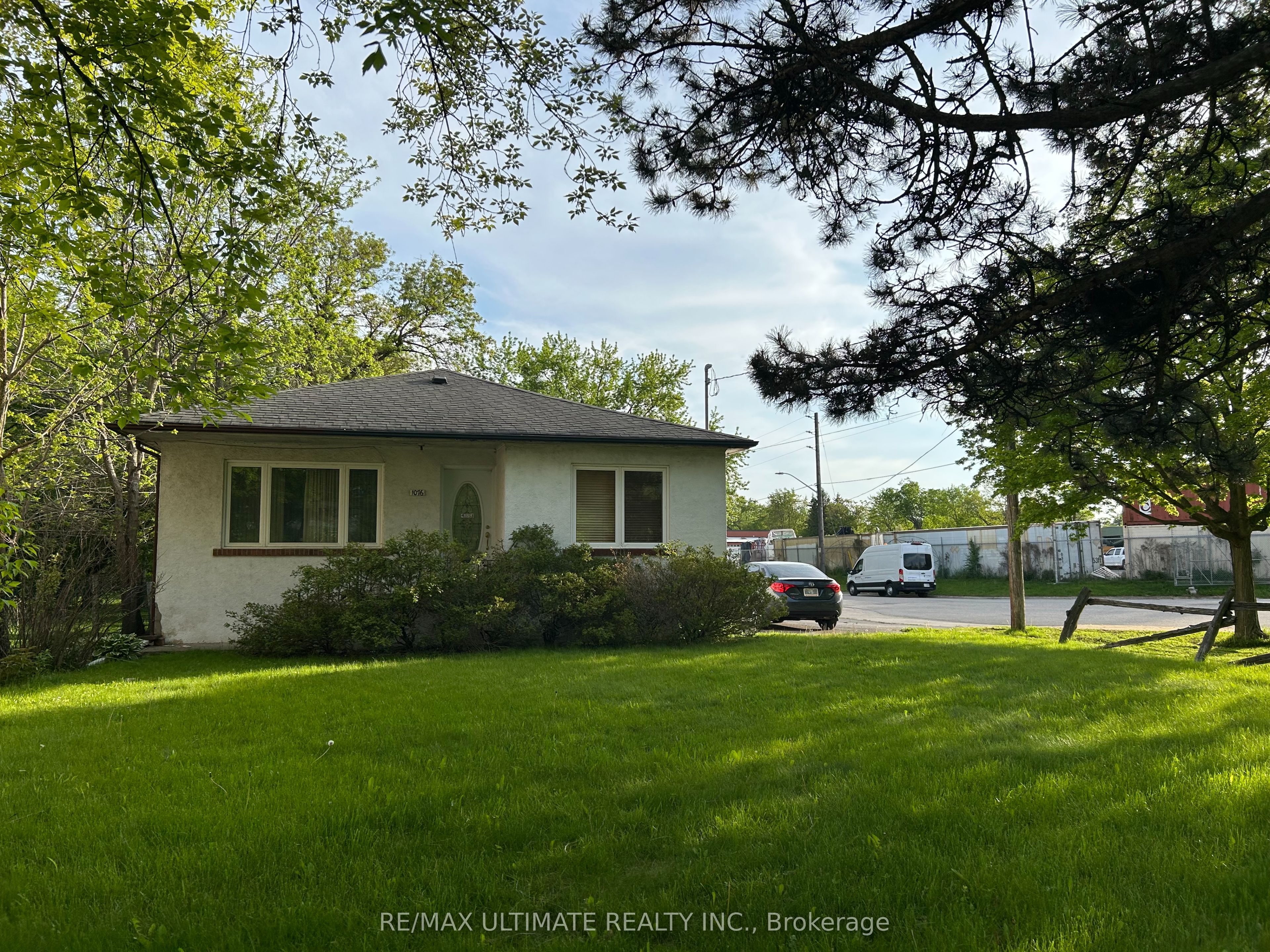 1076 Dixie Road, Mississauga, ON L5E 2P4 photo 5