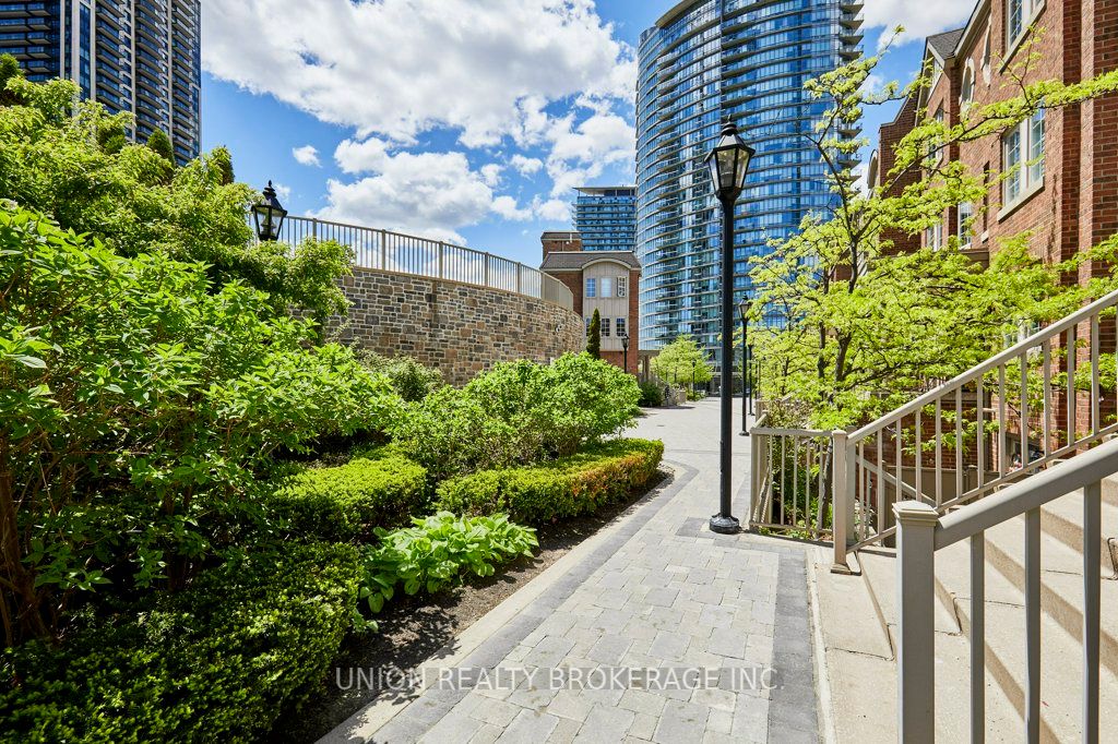 93 The Queensway 39, Toronto, ON M6S 5A7 photo 3