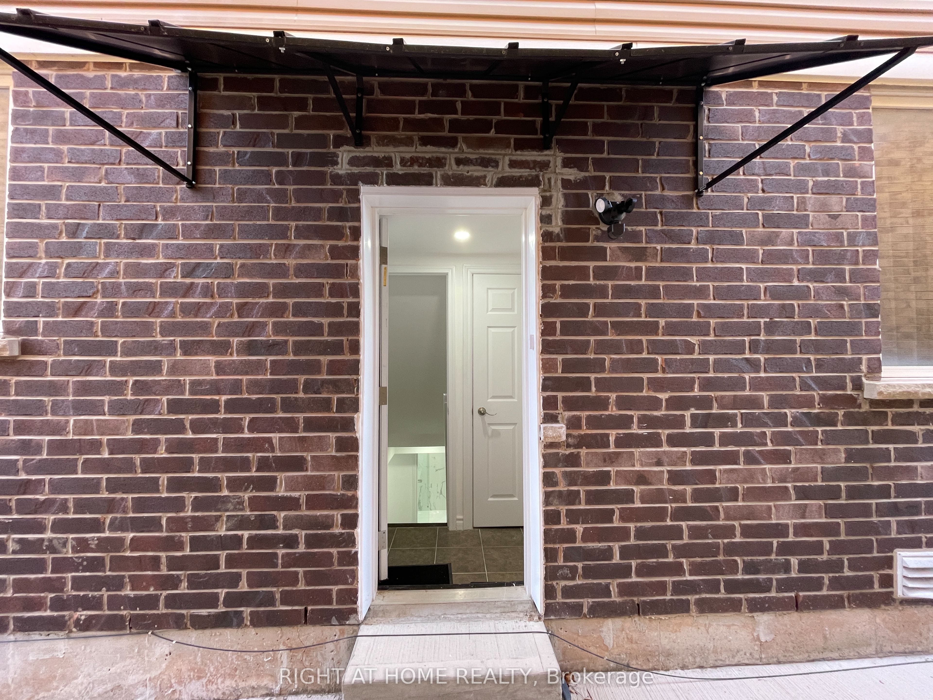 58 Meadowcrest Lane #Lower, Brampton, ON L7A 0V7