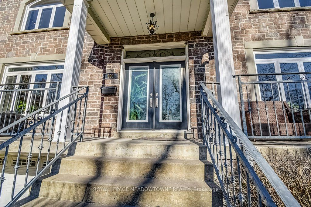 591 Lakeside Avenue, Mississauga, ON L5G 1N7 photo 2