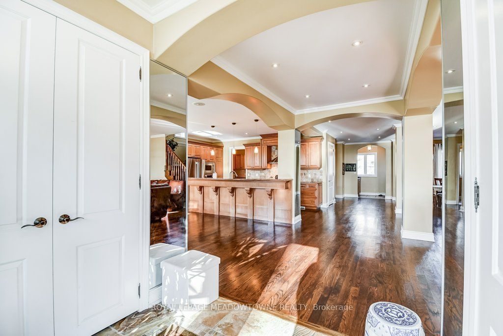 591 Lakeside Avenue, Mississauga, ON L5G 1N7 photo 4