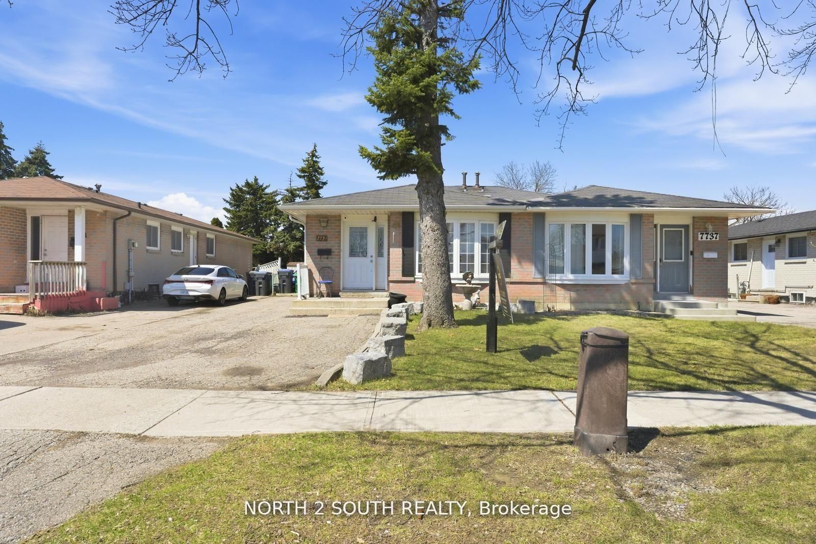 7739 Priory Crescent, Mississauga, ON L4T 3H6 photo 2