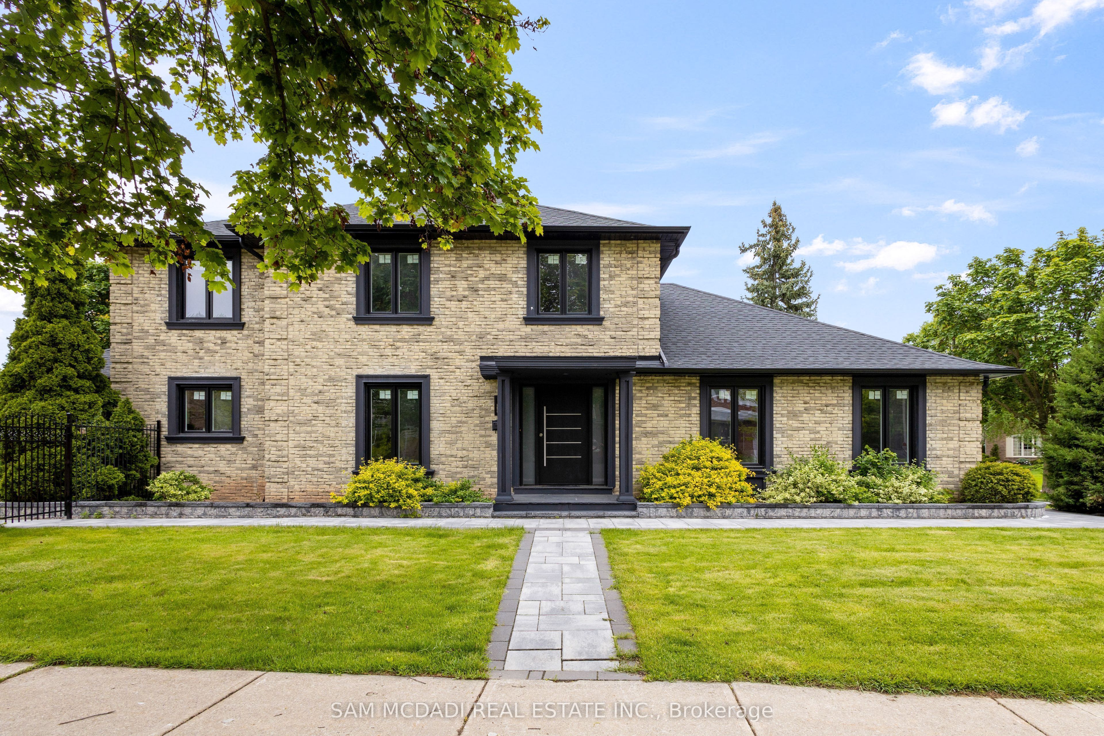 2535 Robin Drive, Mississauga, ON L5K 2G2