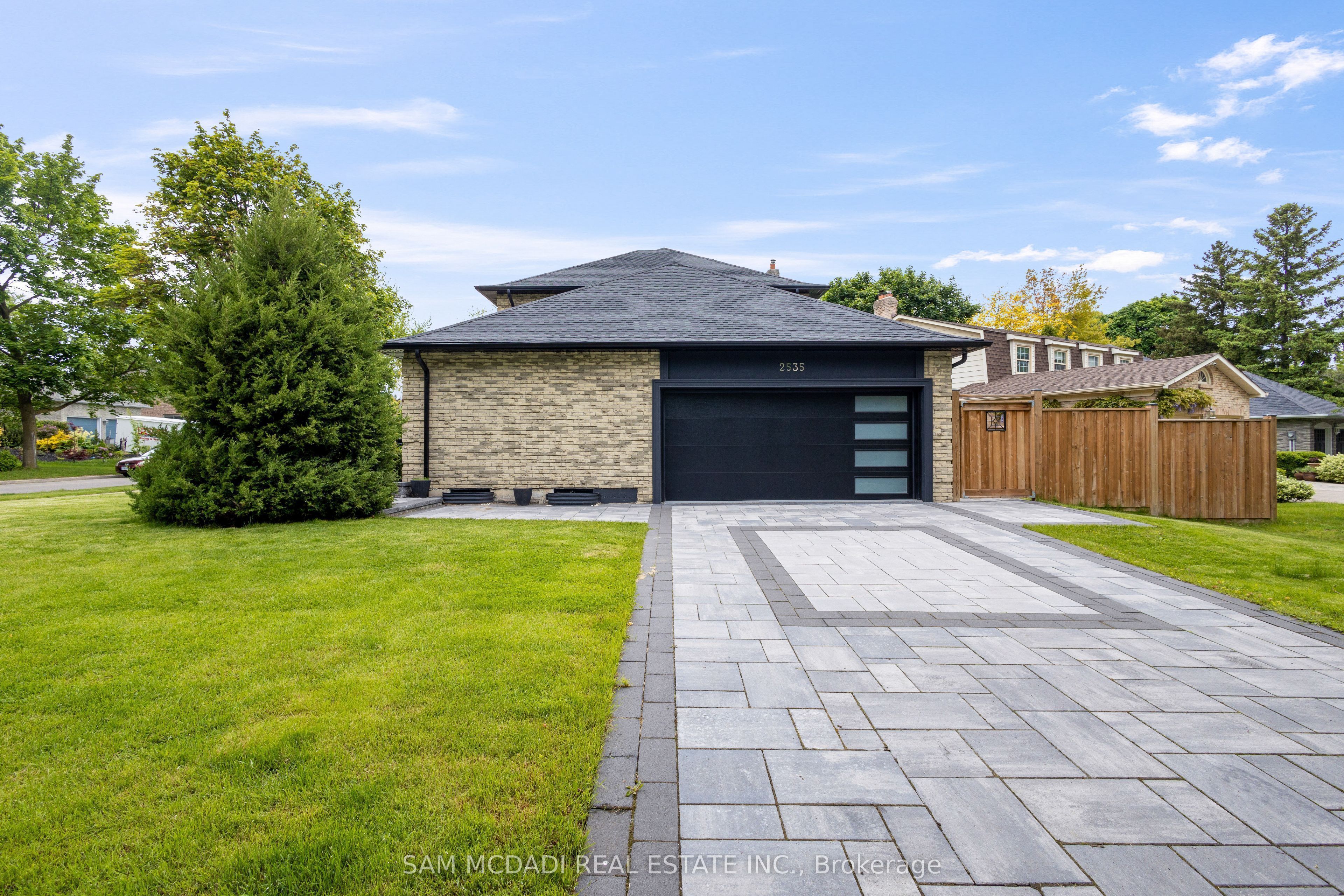 2535 Robin Drive, Mississauga, ON L5K 2G2 photo 2