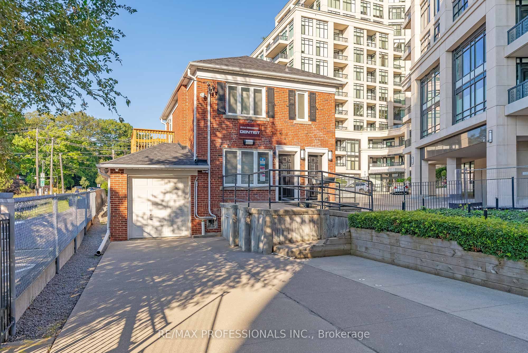 5B Old Mill Drive Lower, Toronto, ON M6S 4J7 photo 2
