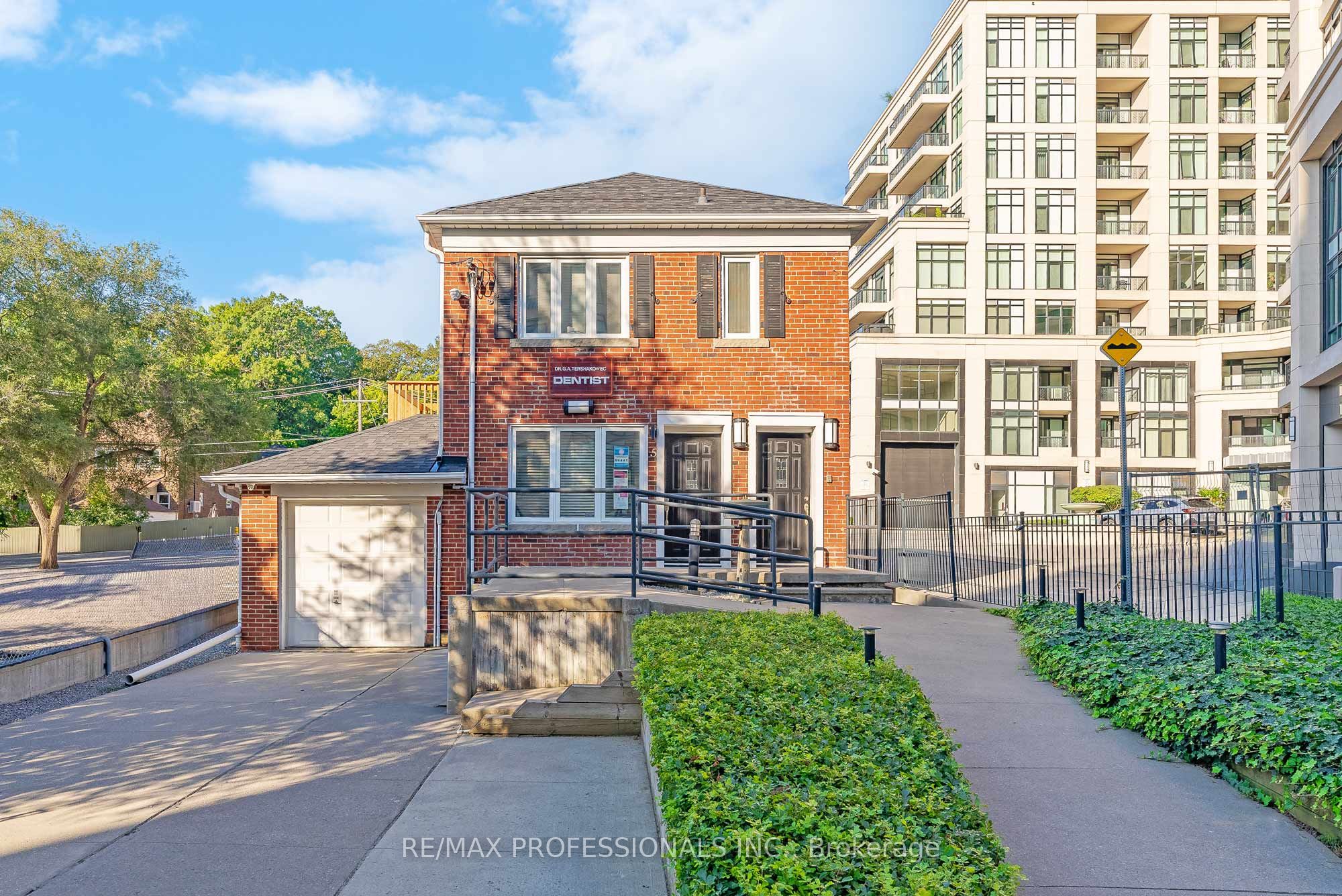 5B Old Mill Drive Lower, Toronto, ON M6S 4J7 photo 3
