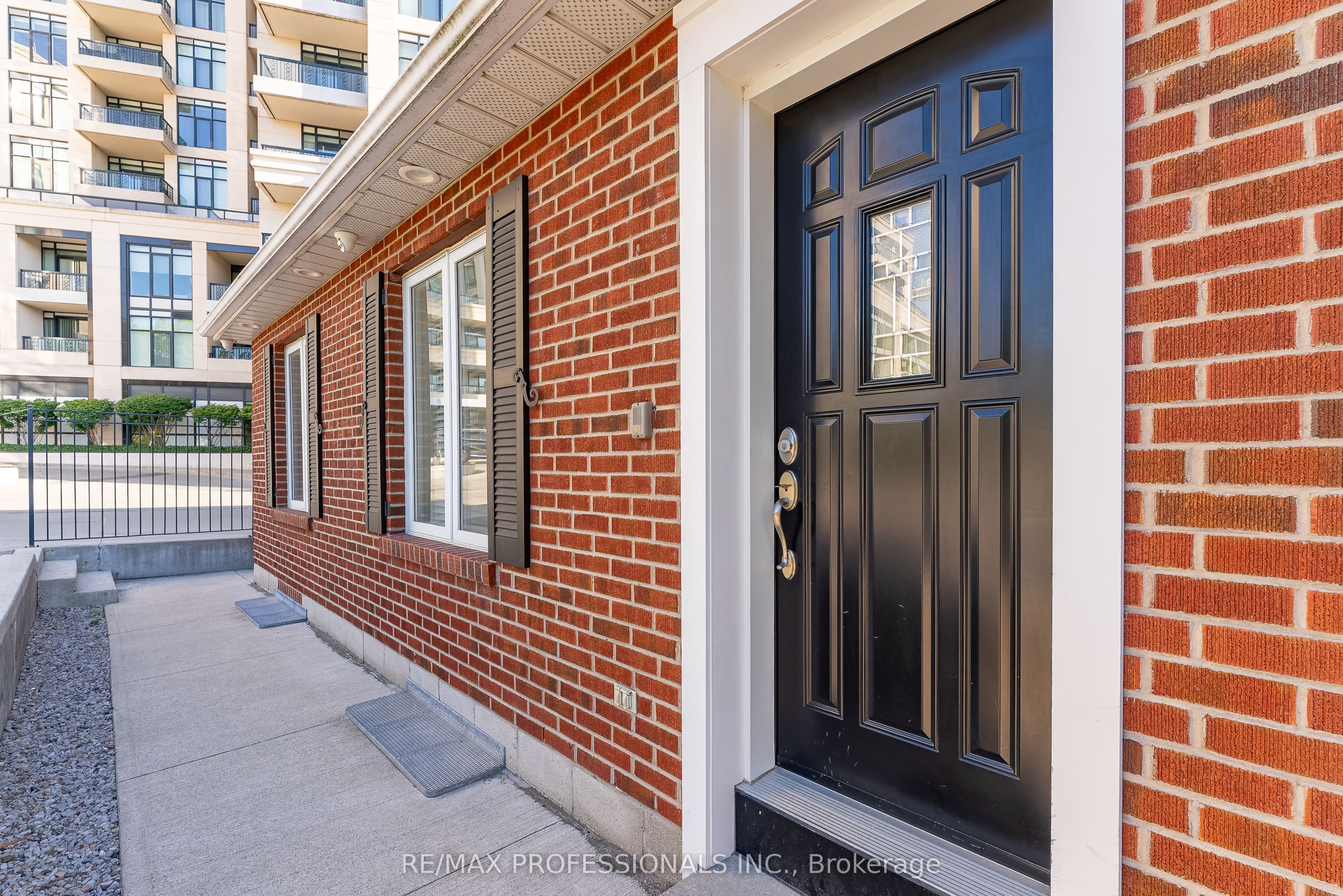 5B Old Mill Drive Lower, Toronto, ON M6S 4J7 photo 4