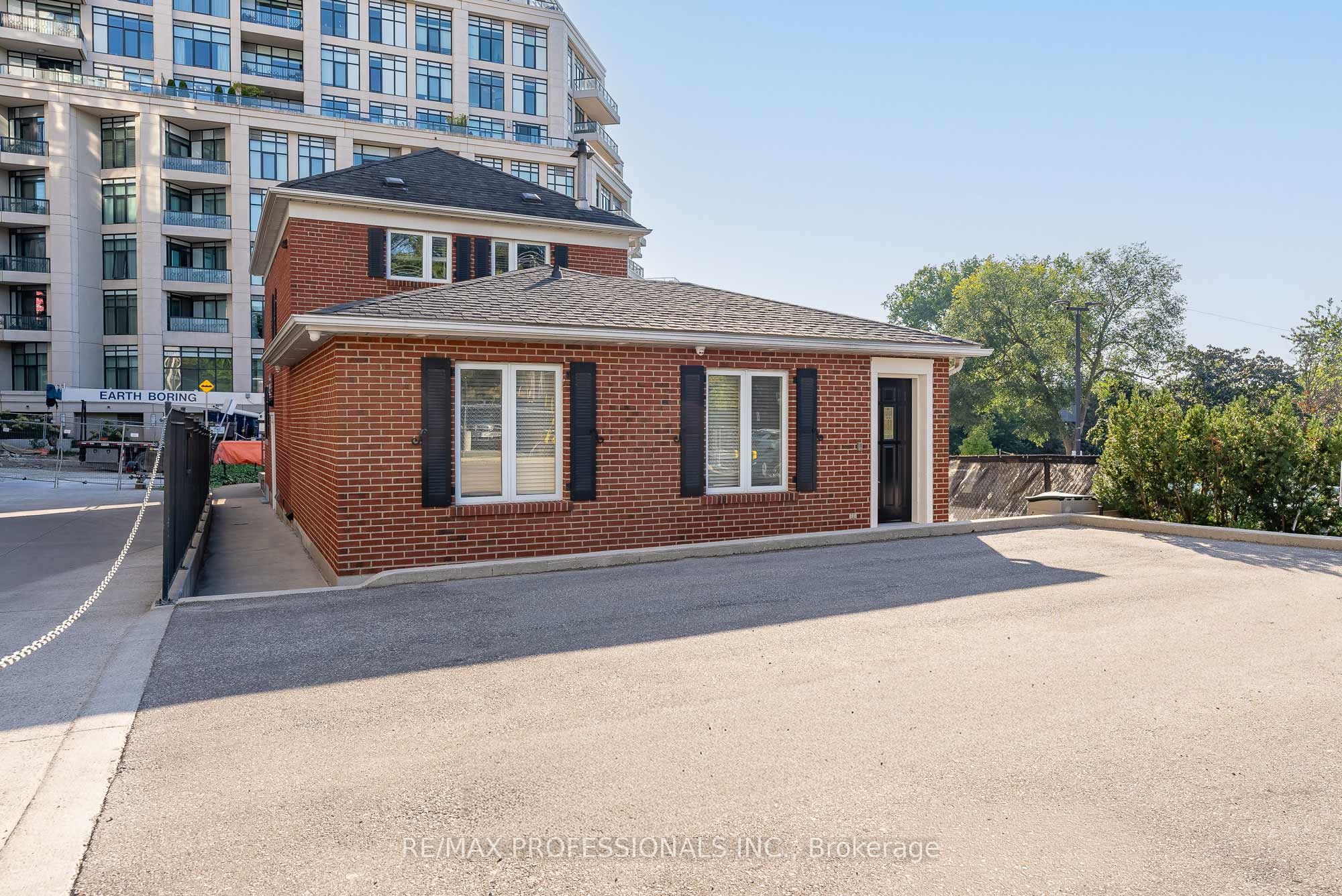 5B Old Mill Drive Lower, Toronto, ON M6S 4J7 photo 5