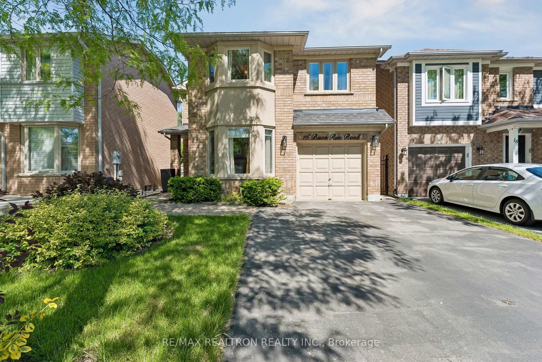 16 Bison Run Road, Brampton, ON L6R 1S2 photo 4