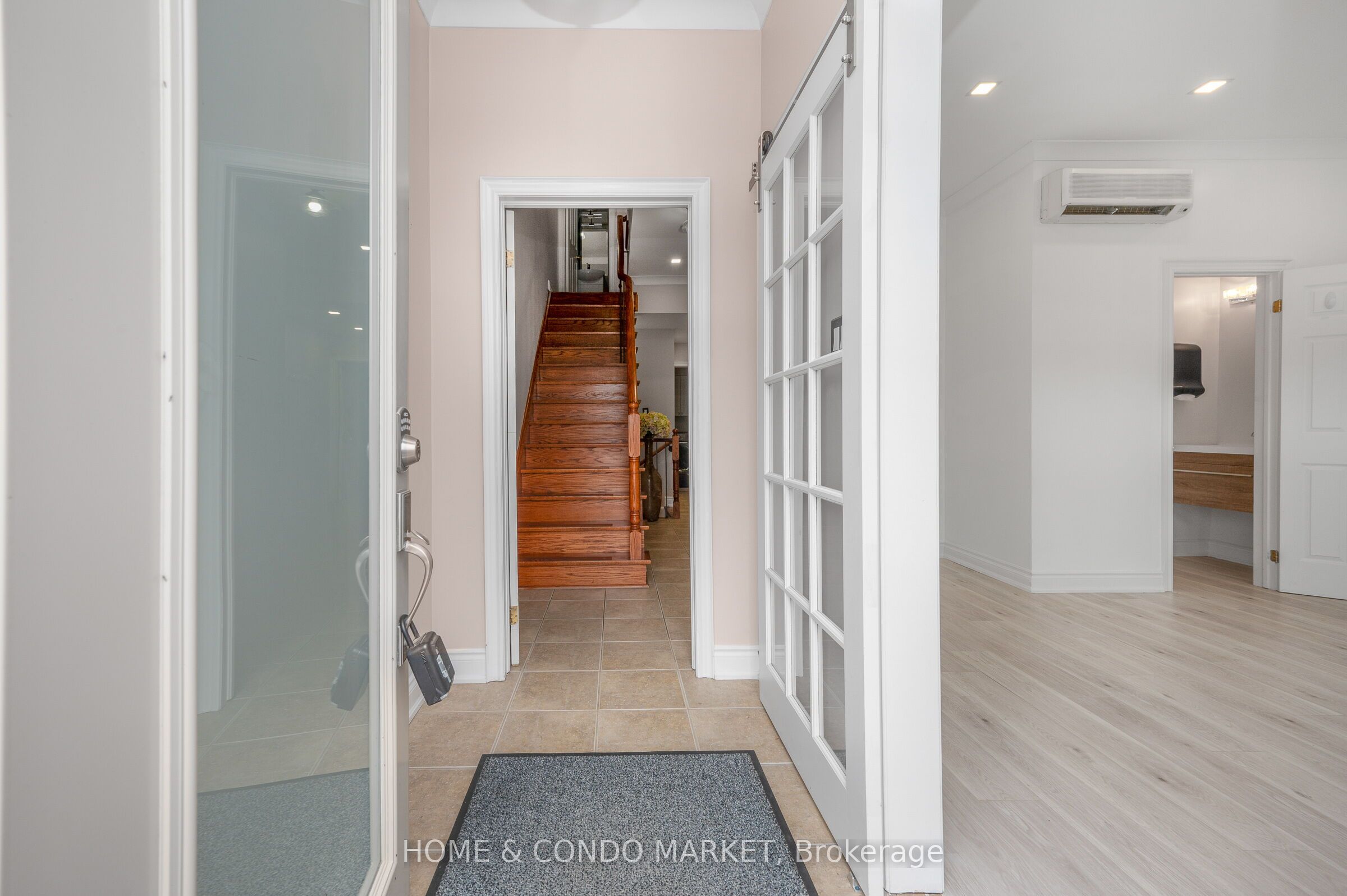 194 Lakeshore Road W, Mississauga, ON L5H 1G6 photo 3