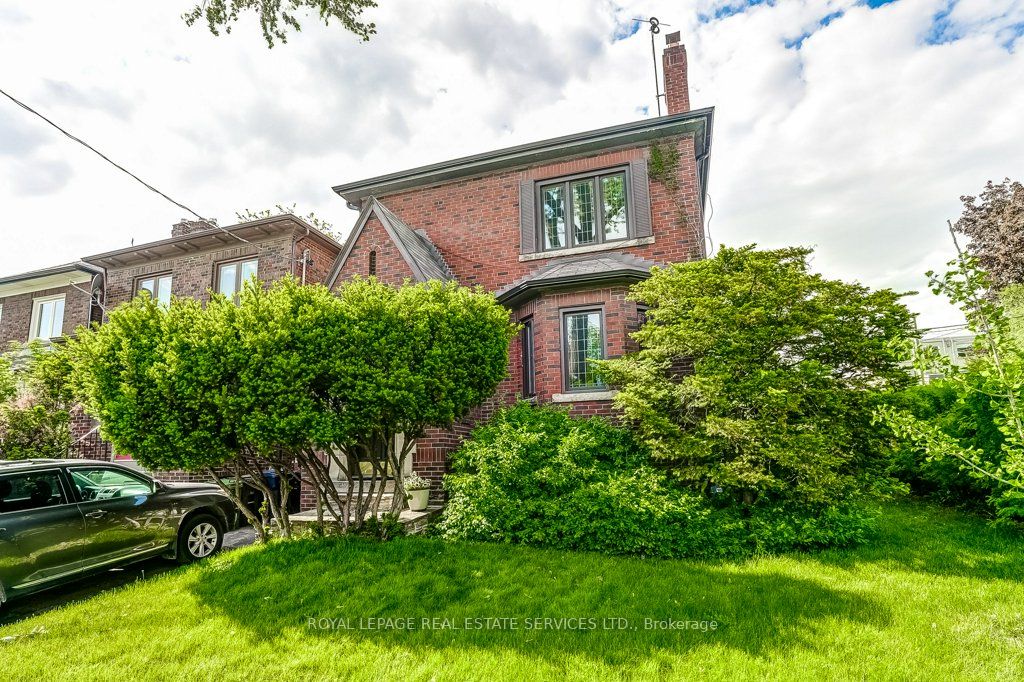 2 Larkin Avenue, Toronto, ON M6S 1L8