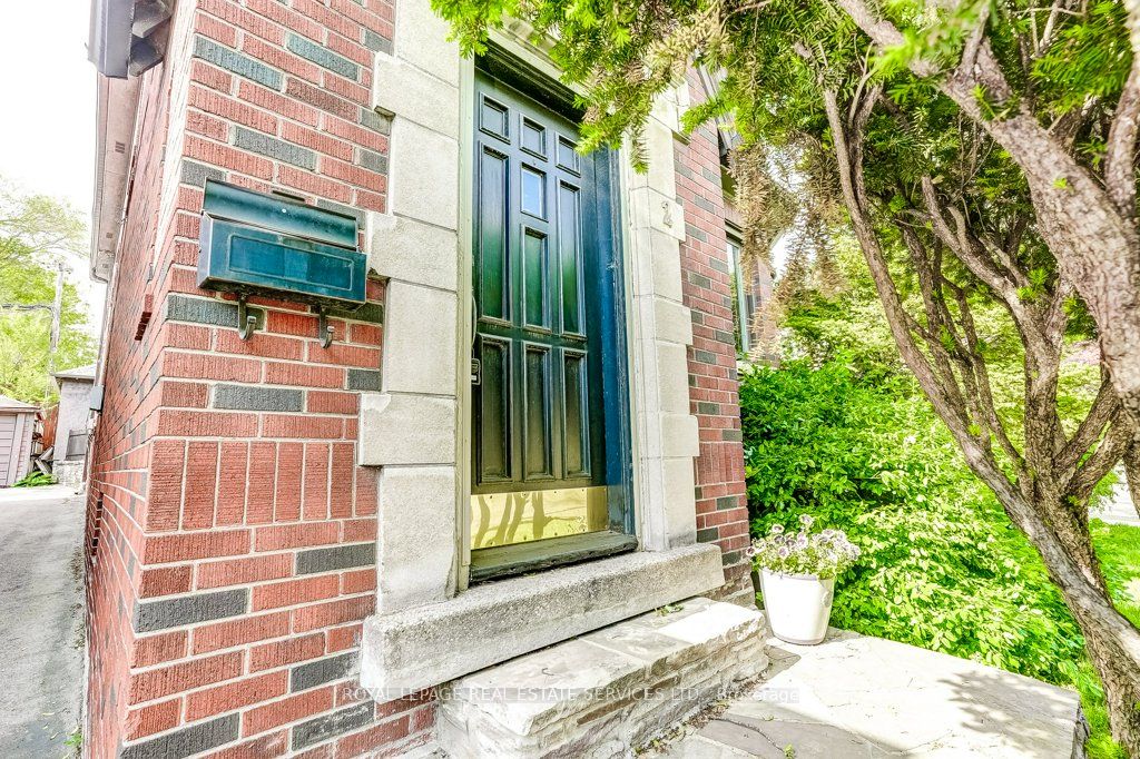 2 Larkin Avenue, Toronto, ON M6S 1L8 photo 2
