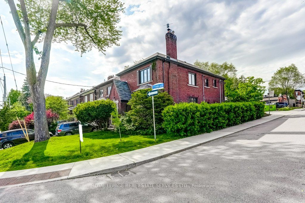 2 Larkin Avenue, Toronto, ON M6S 1L8 photo 3
