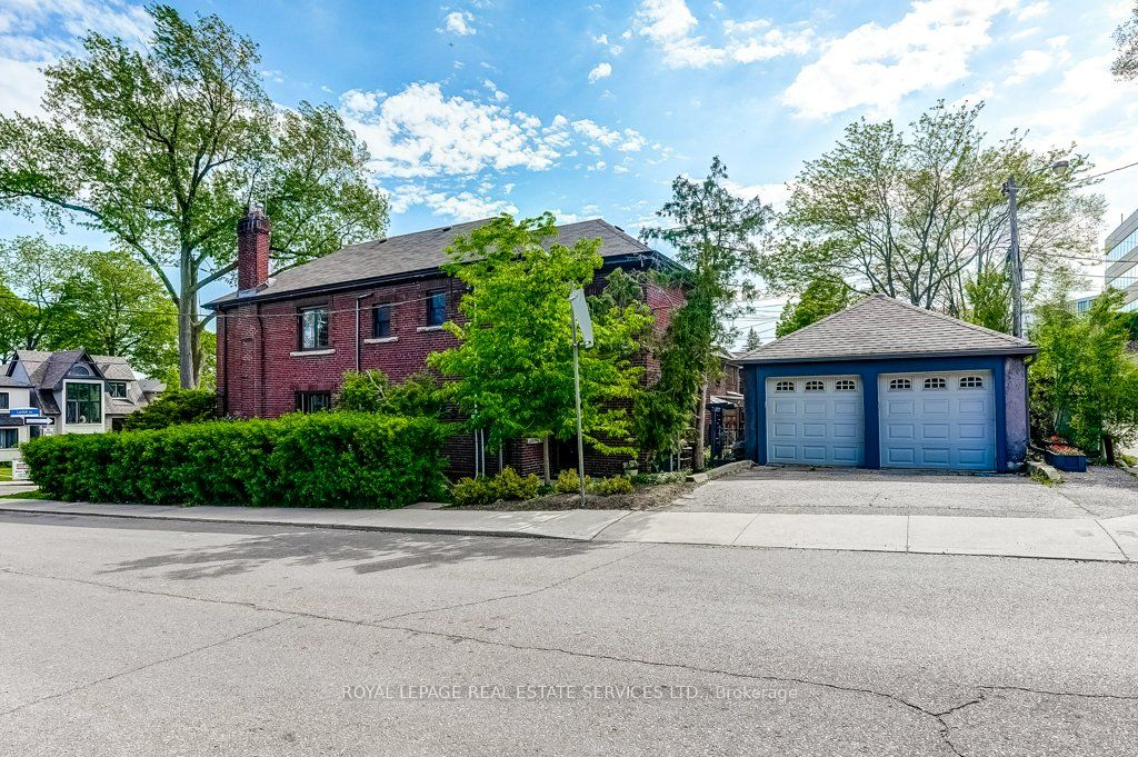 2 Larkin Avenue, Toronto, ON M6S 1L8 photo 4