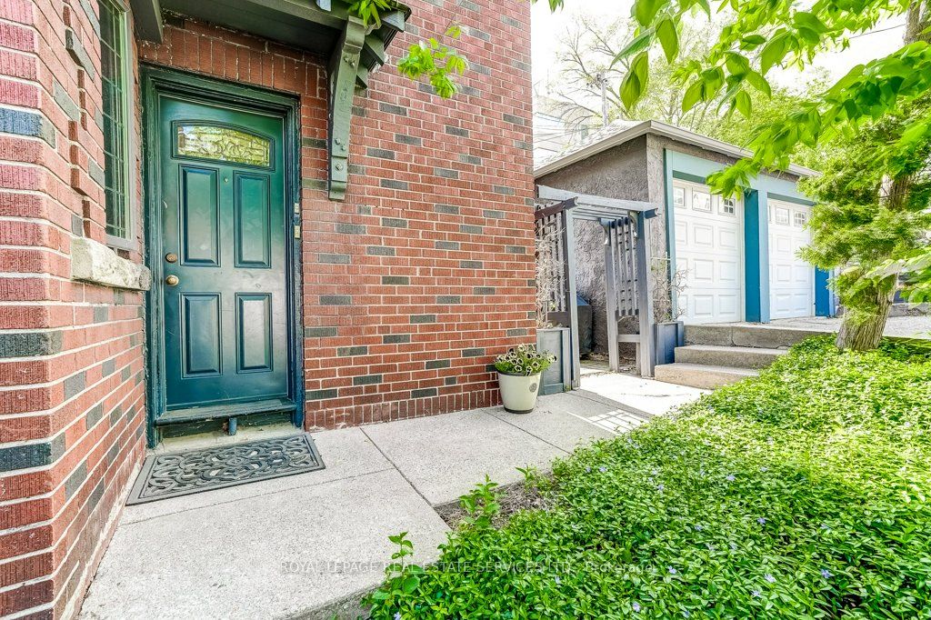 2 Larkin Avenue, Toronto, ON M6S 1L8 photo 5