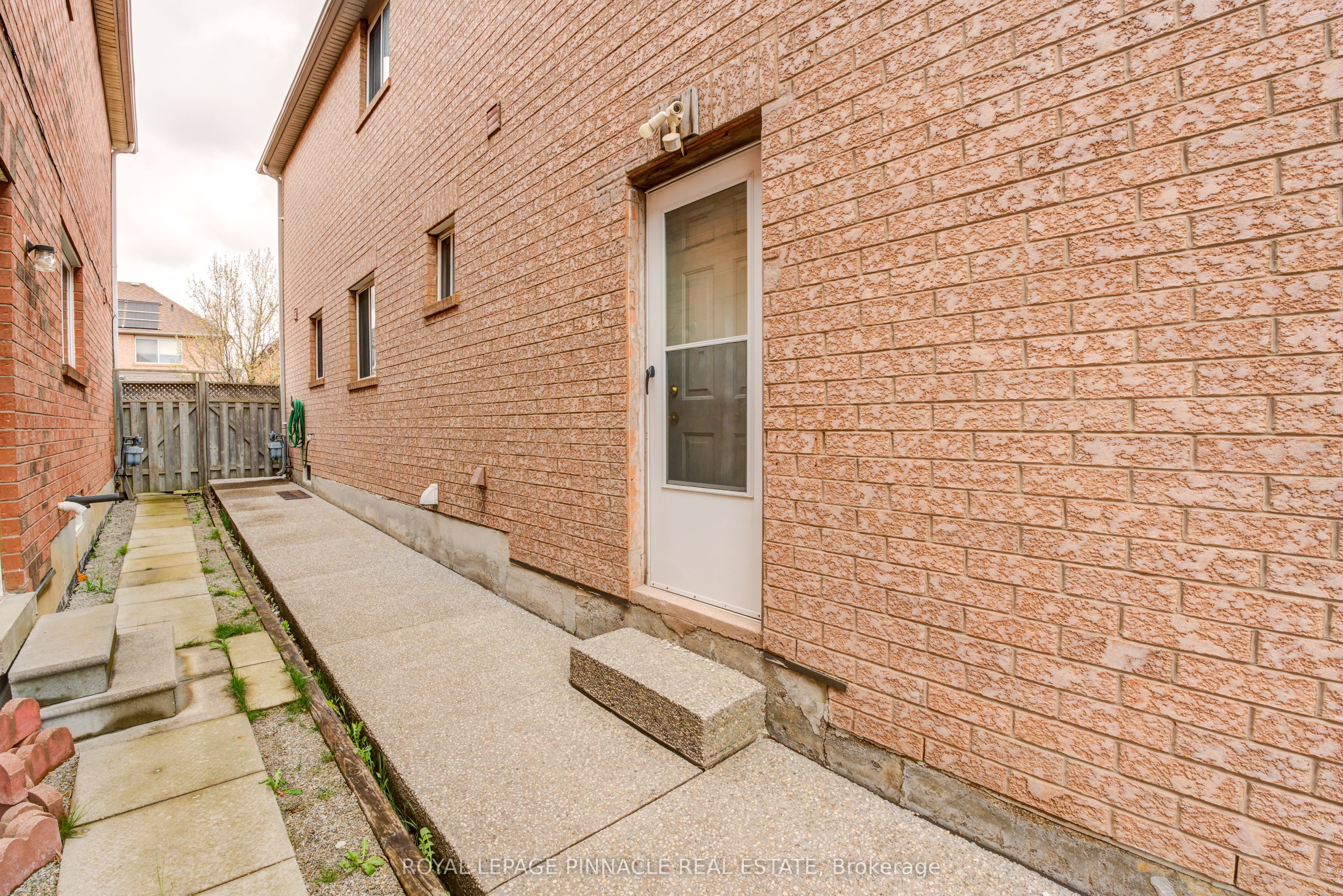 5921 Summerside Drive, Mississauga, ON L5M 6K9 photo 2