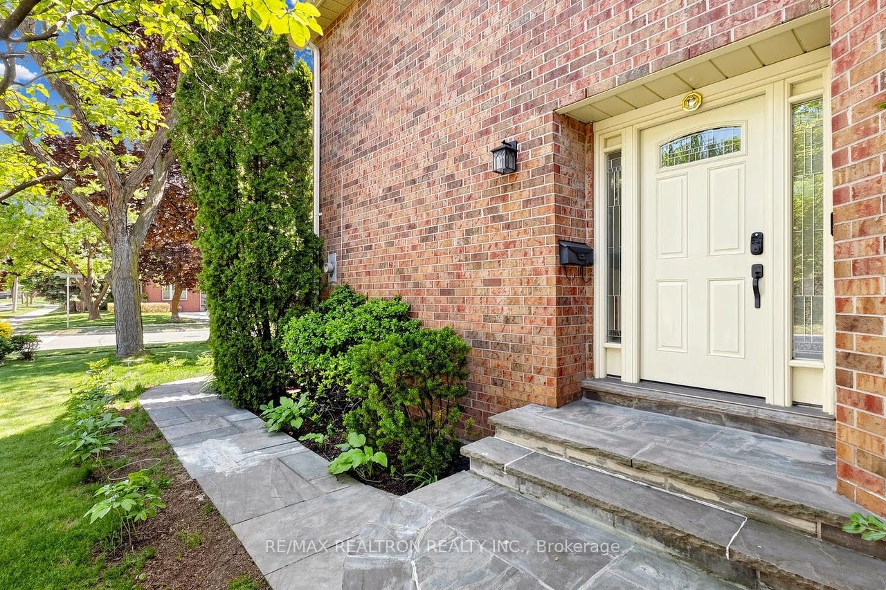 1120 Potters Wheel Crescent, Oakville, ON L6M 1J2 photo 2