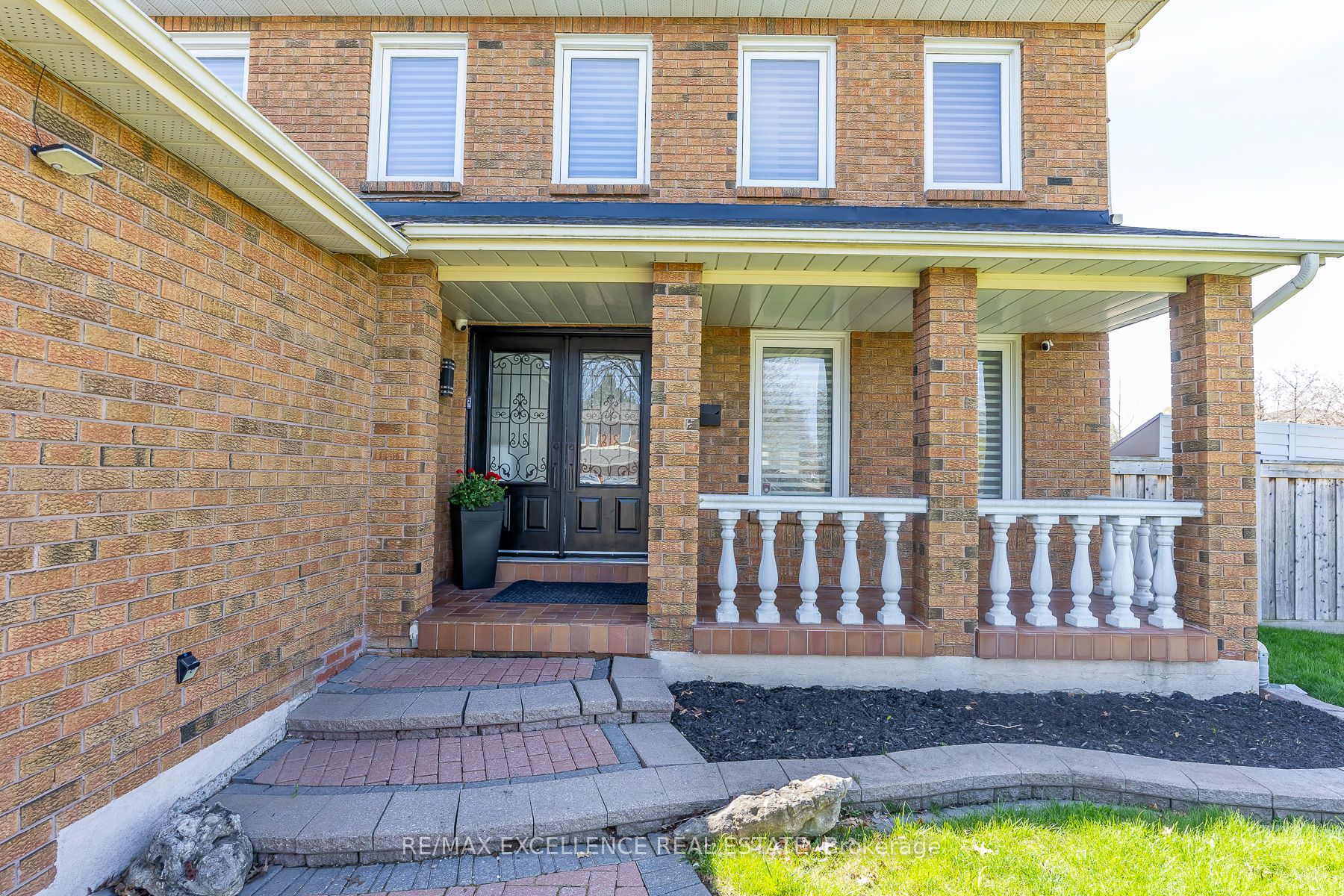 2 Pebble Beach Court, Brampton, ON L6S 4E9 photo 3