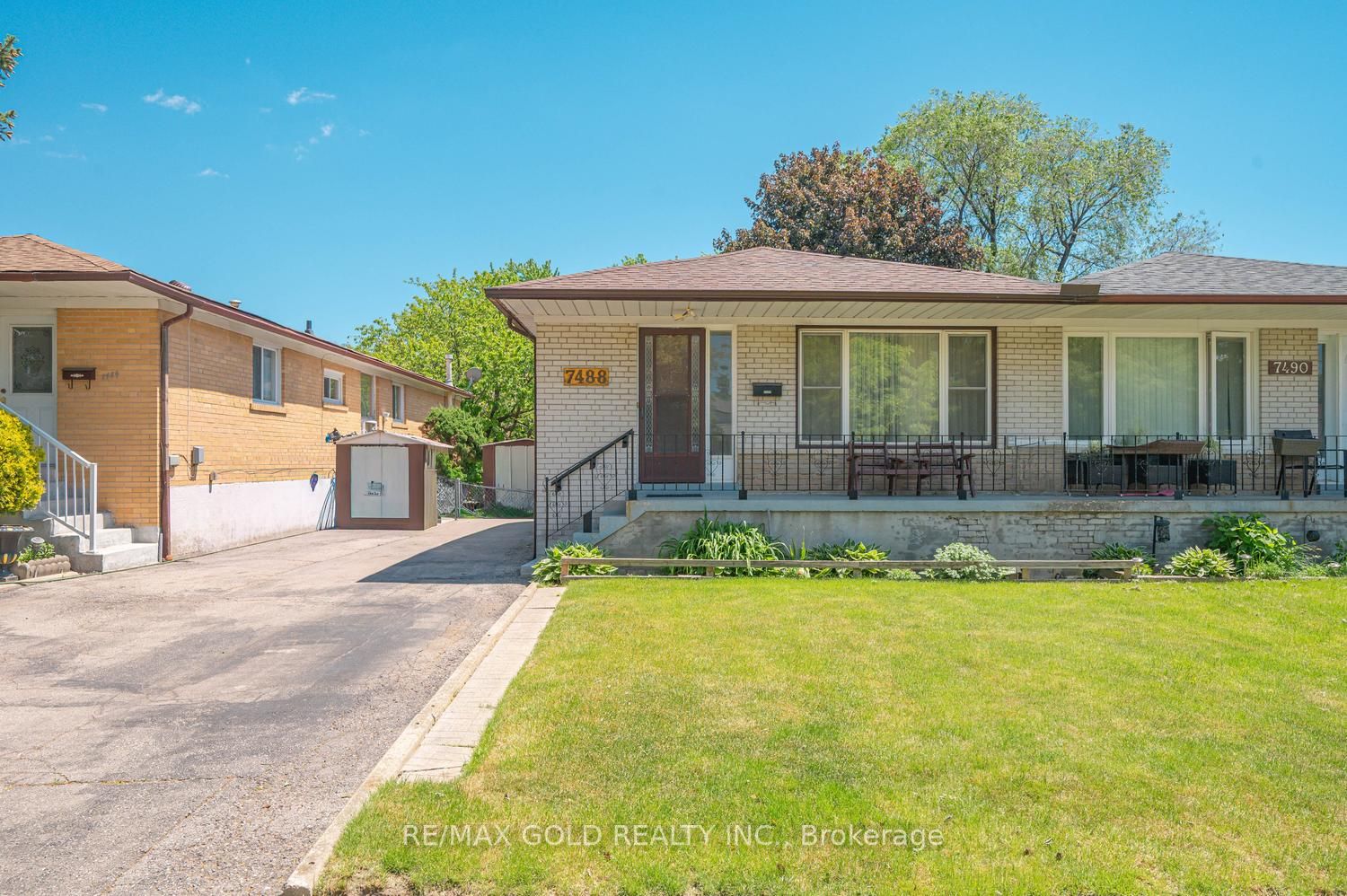 7488 Discus Crescent, Mississauga, ON L4T 2V3 photo 2