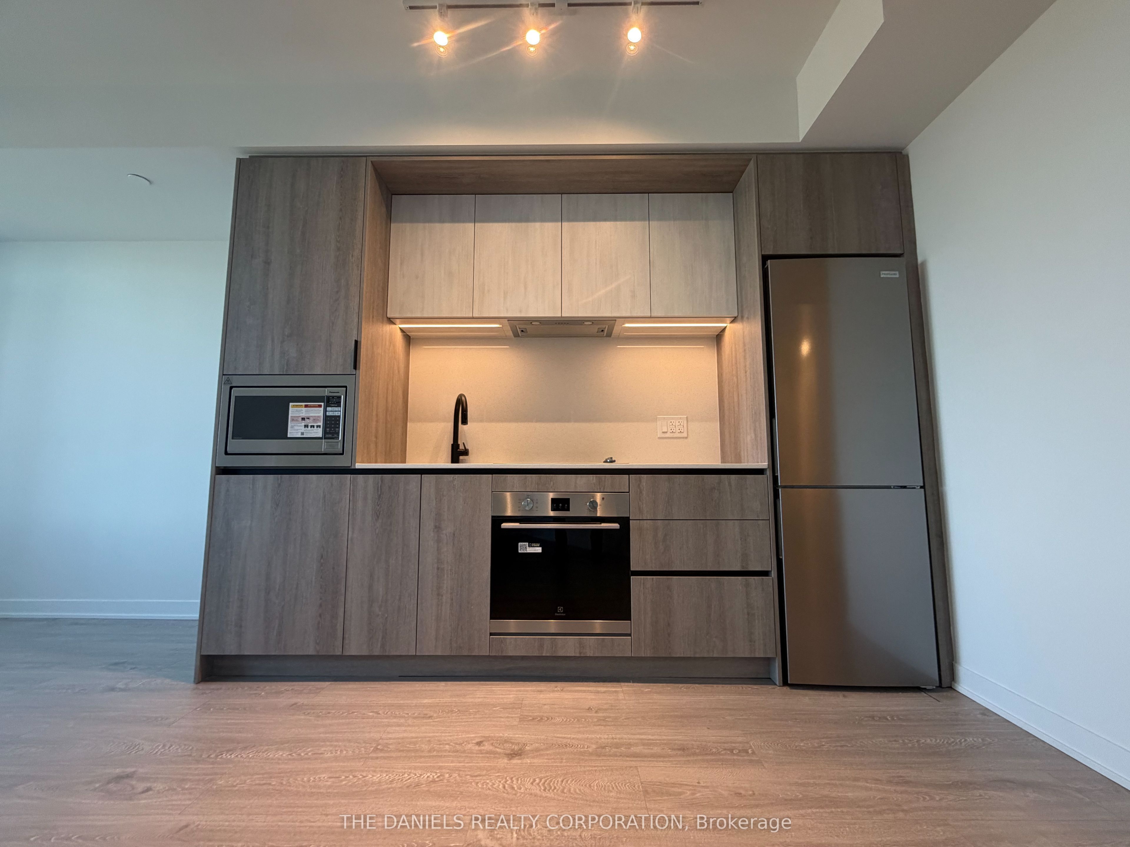 2495 Eglinton Avenue E 2601, Mississauga, ON L5M 2T2 photo 2