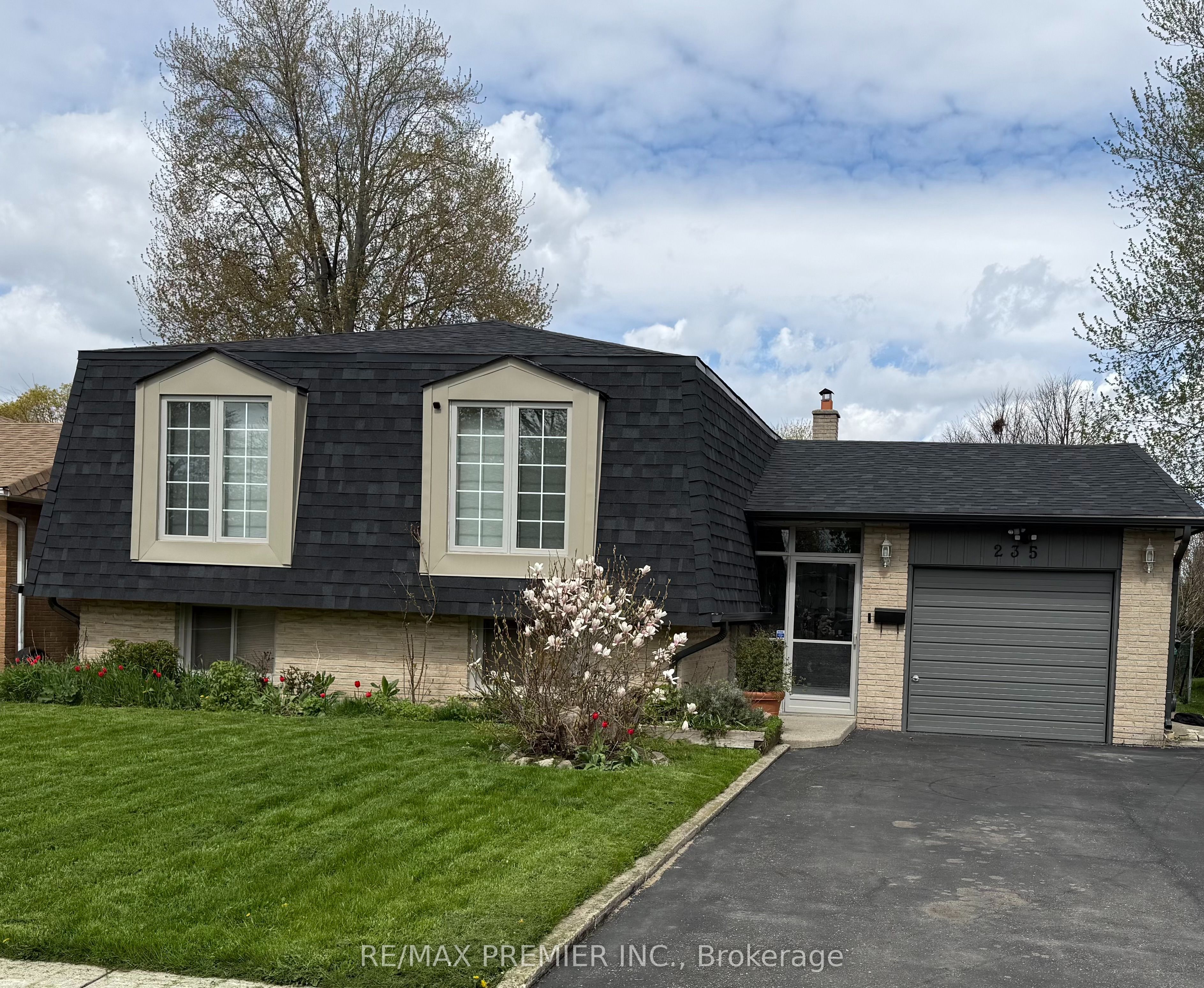 235 Louis Drive, Mississauga, ON L5B 1Z1
