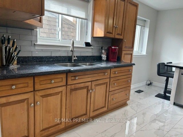 235 Louis Drive, Mississauga, ON L5B 1Z1 photo 3