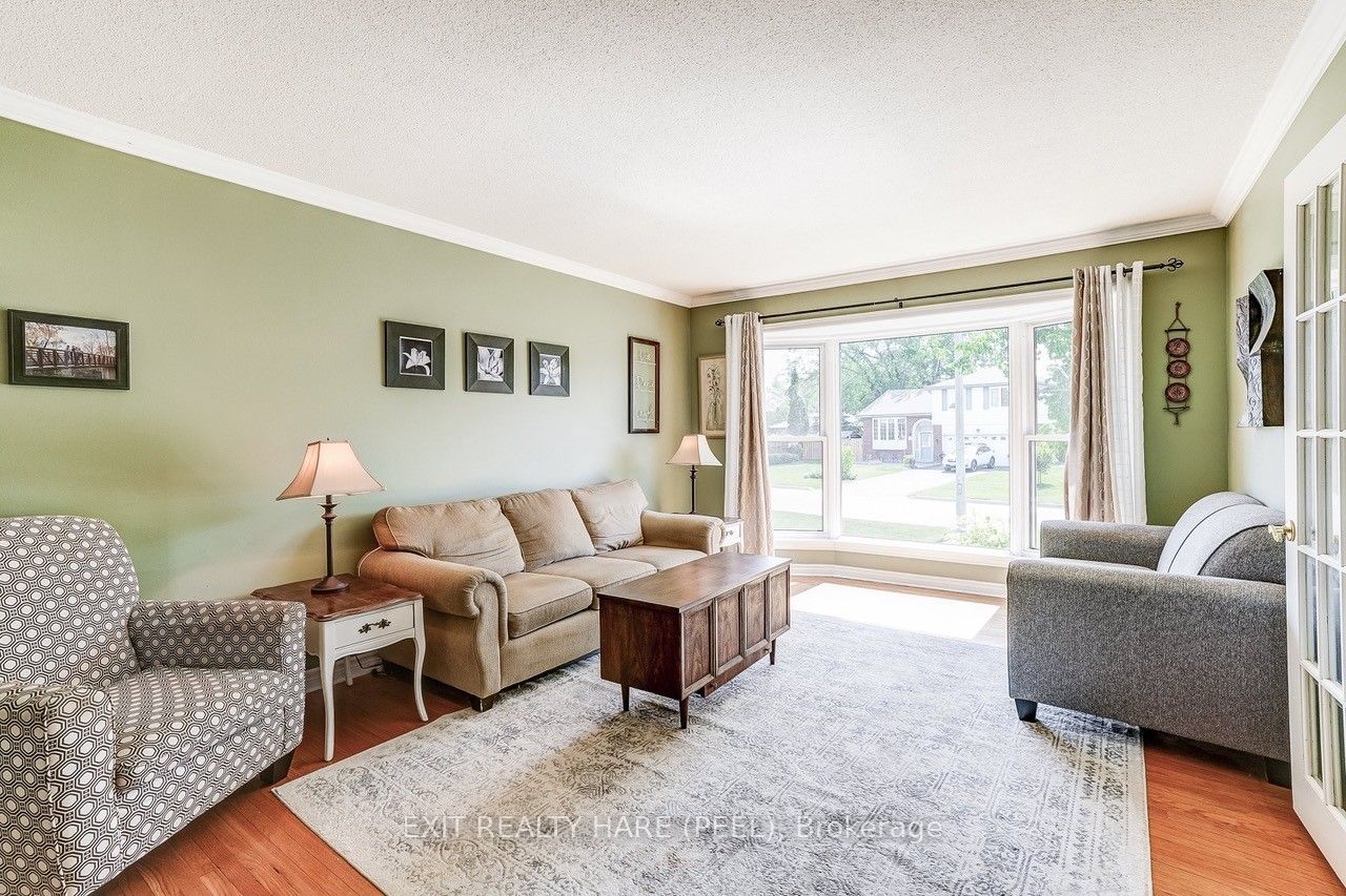 10 Duncannon Crescent, Brampton, ON L6T 3G1 photo 2