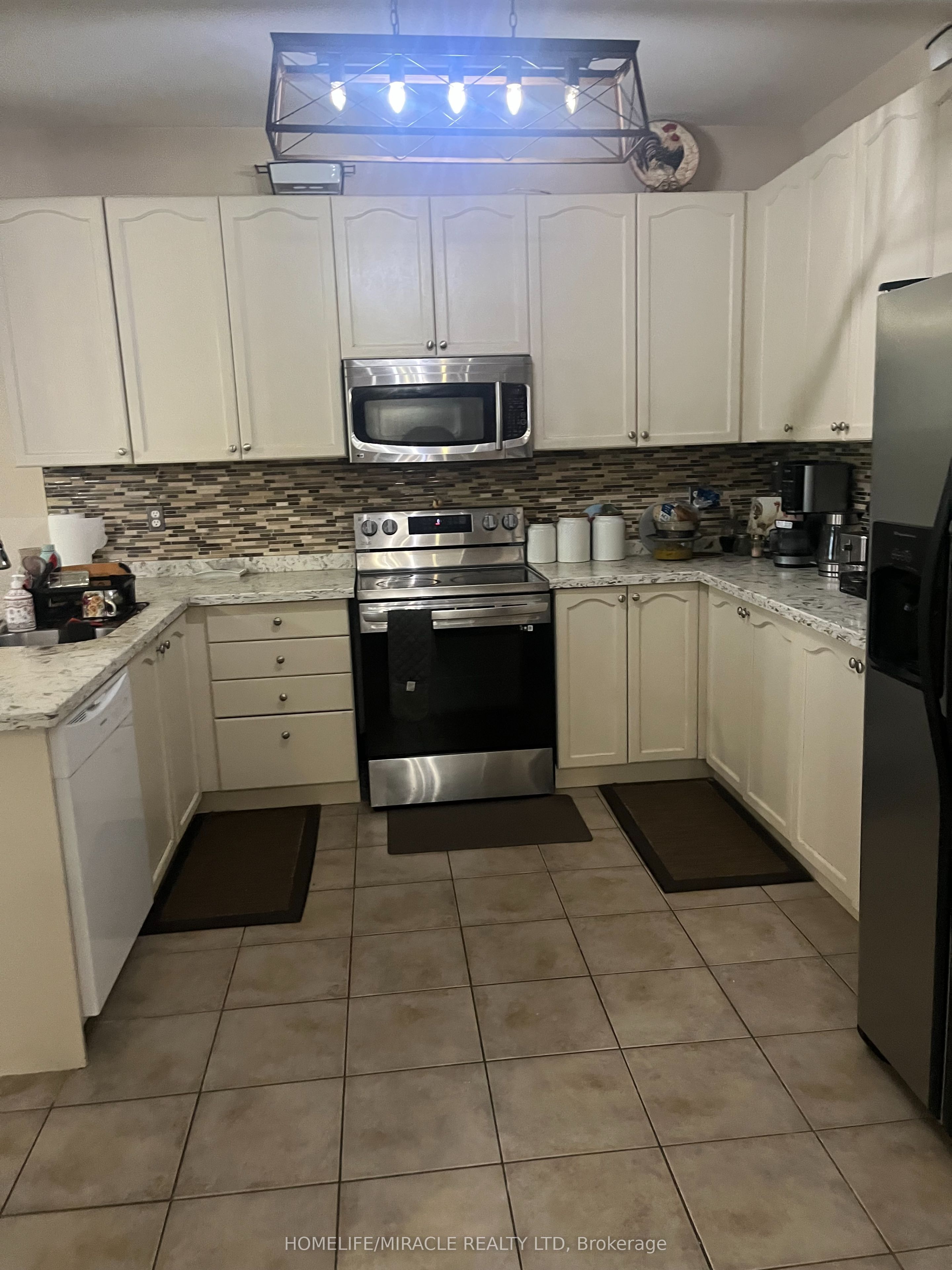 23 Roundstone Drive, Brampton, ON L6X 0K7 photo 4