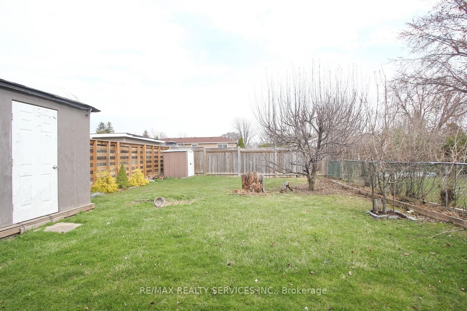 185 Earnscliffe Circle, Brampton, ON L6T 2B6 photo 2