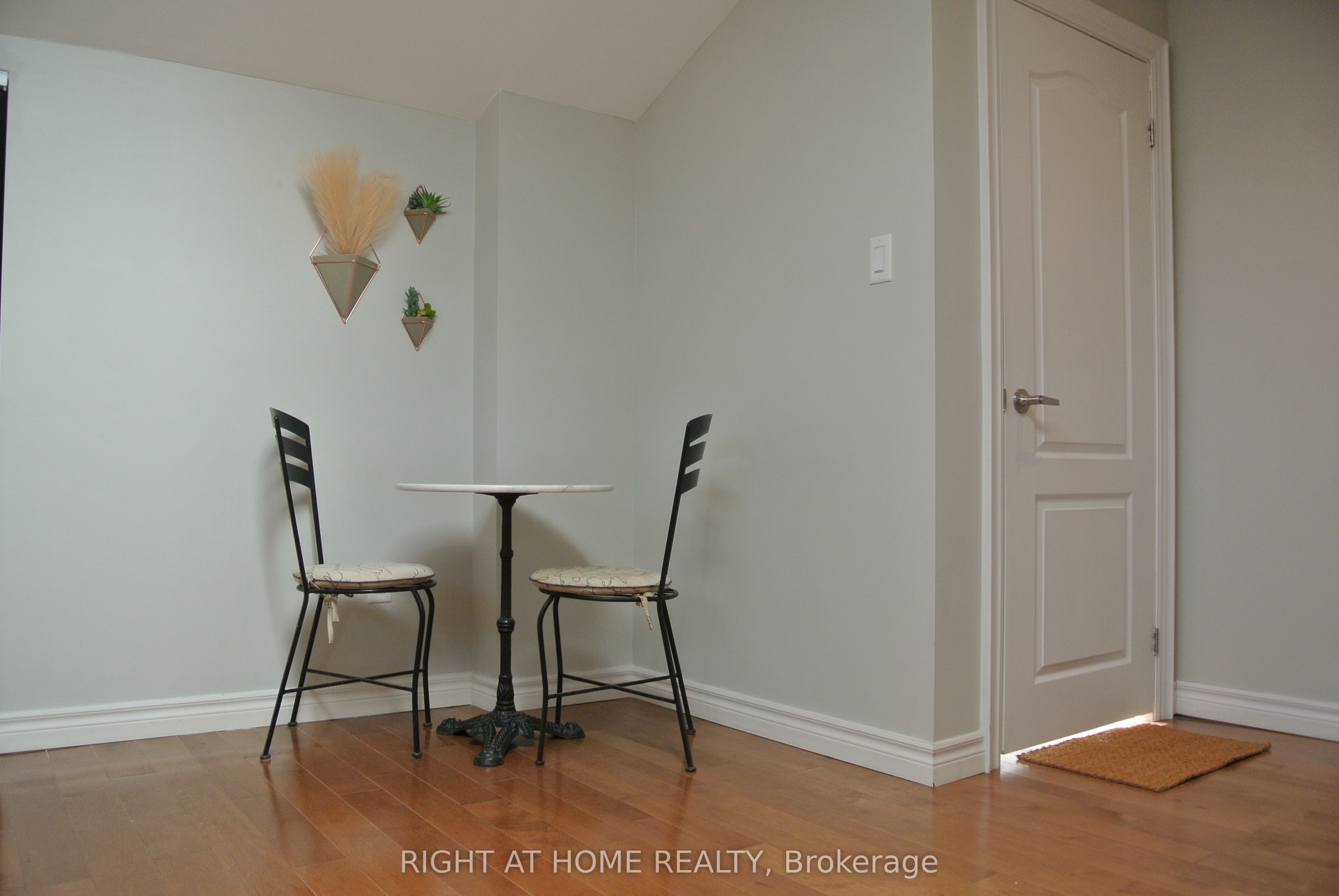 1088 Pearson Drive 1, Oakville, ON L6H 2A8 photo 4