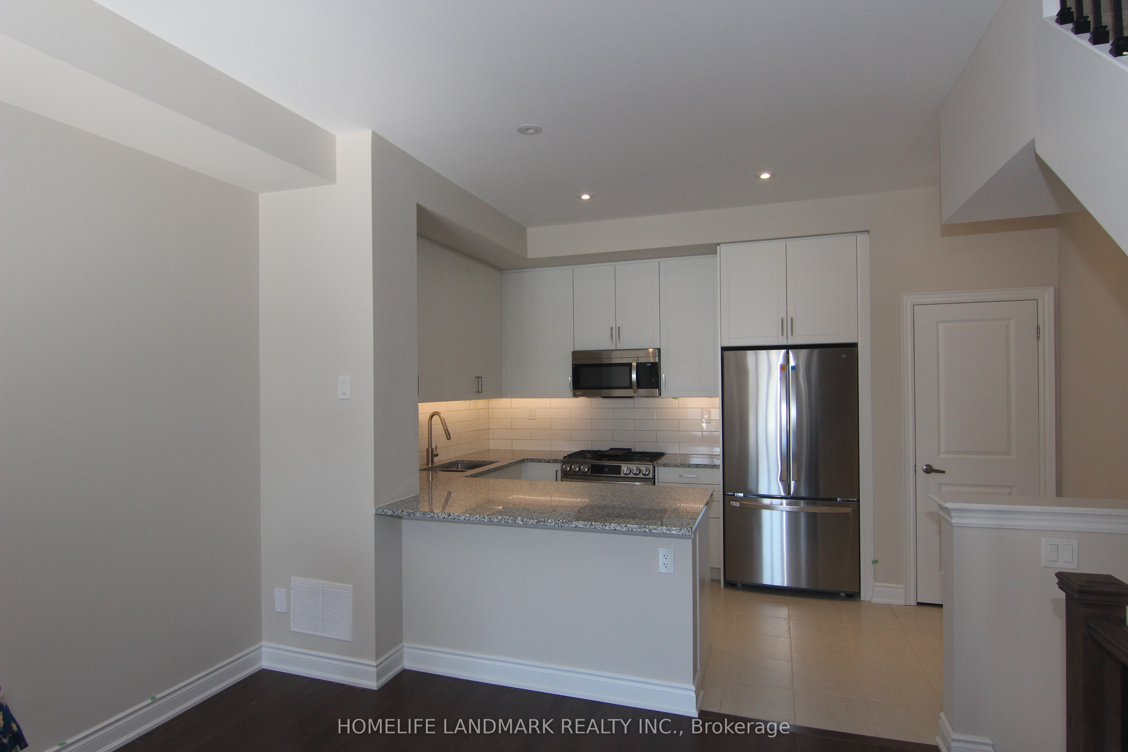 21 Wasdale Road 101, Mississauga, ON L5M 2R2 photo 4