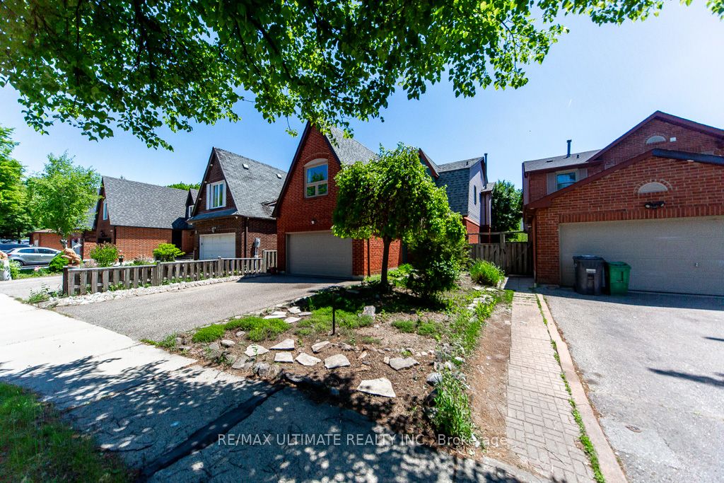 3 Aron Drive, Brampton, ON L6Y 2S3 photo 2