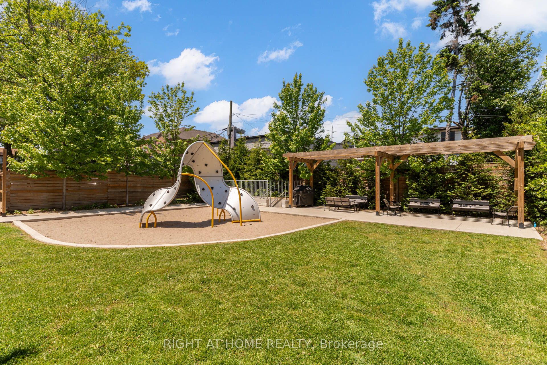 66 Long Branch Avenue 4, Toronto, ON M8W 3J4 photo 3