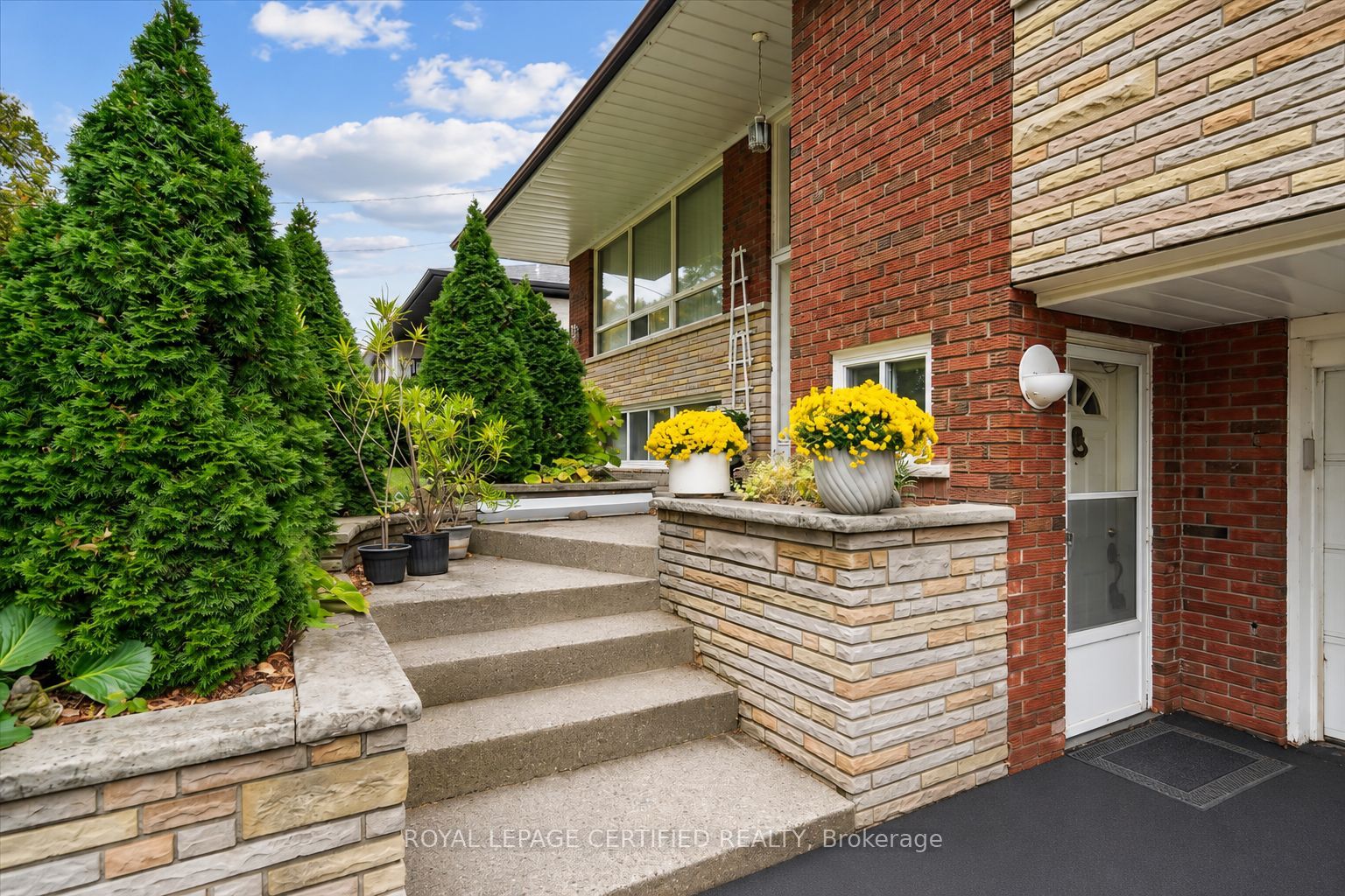 1639 Sunnycove Drive, Mississauga, ON L4X 1B6 photo 3
