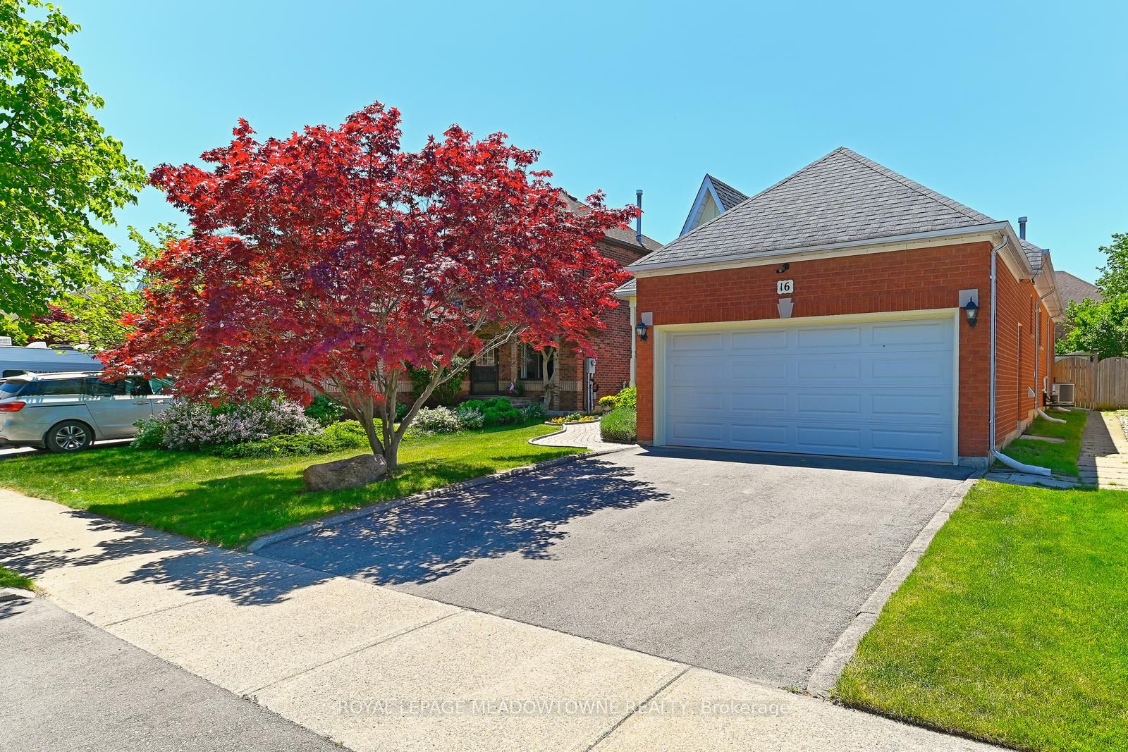 16 Harrop Avenue, Halton Hills, ON L7G 5R2 photo 2