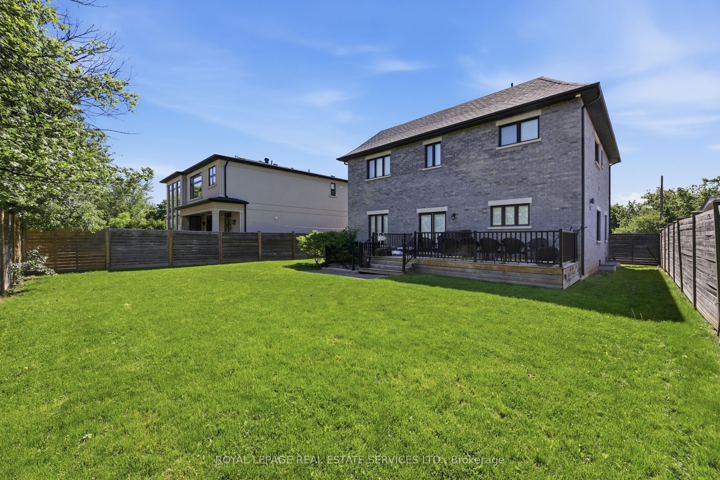 584 Weynway Court, Oakville, ON L6L 4G7 photo 2