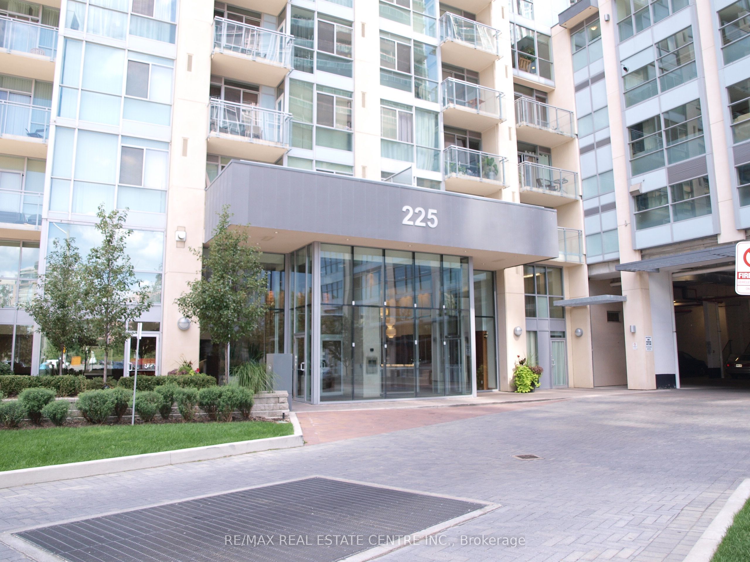 225 Webb Drive 907, Mississauga, ON L5B 3Y5