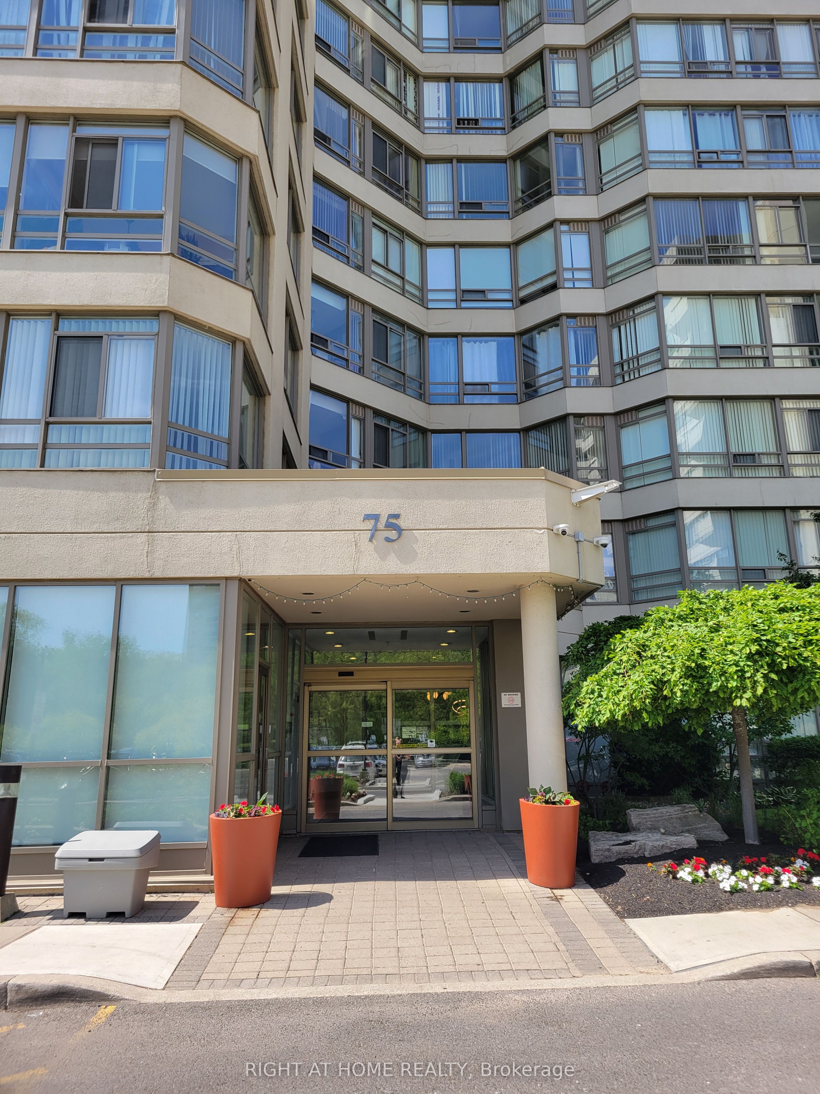 75 King Street E PH2, Mississauga, ON L5A 4G5 photo 5