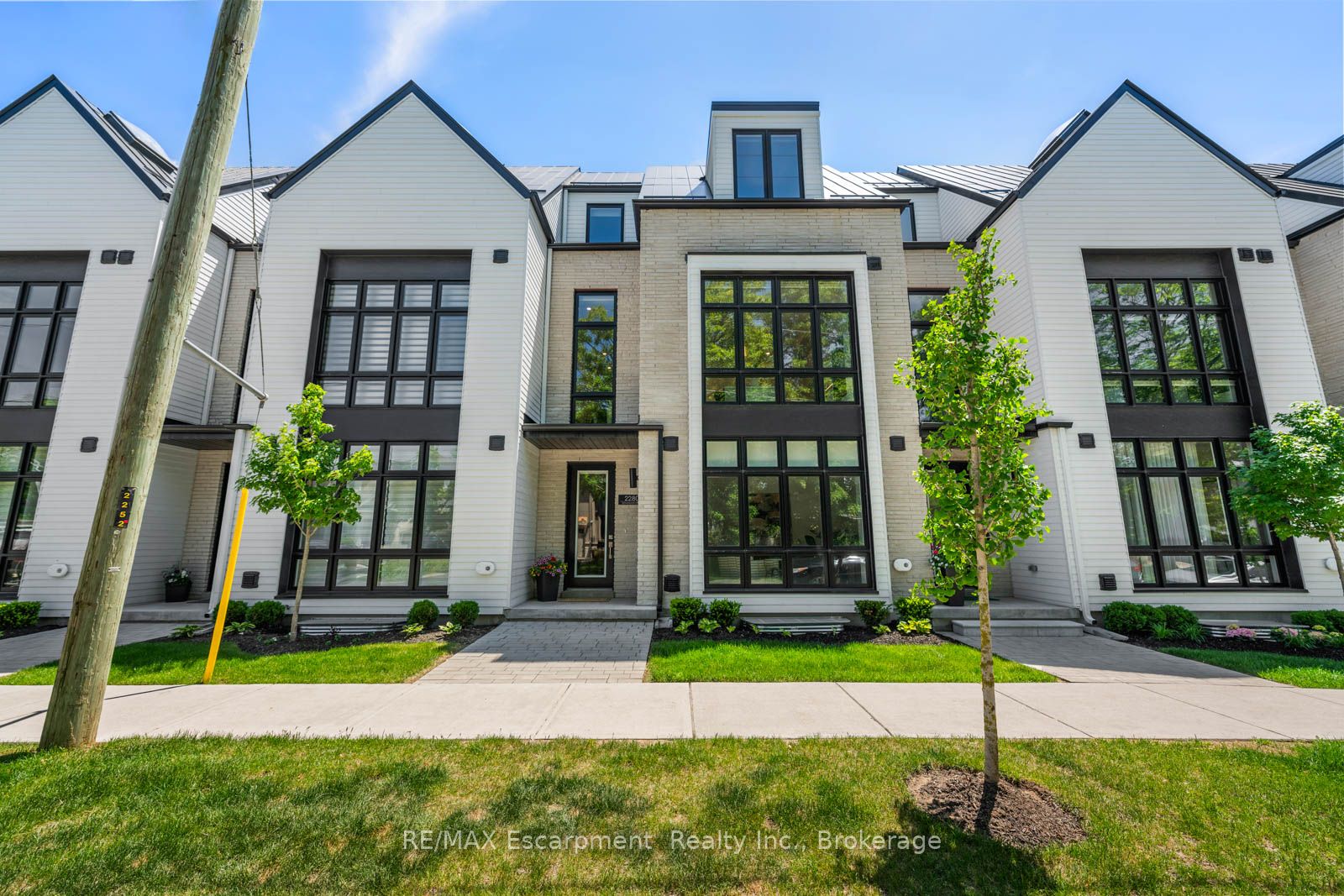 2280 Sovereign Street, Oakville, ON L6L 0H9 photo 3