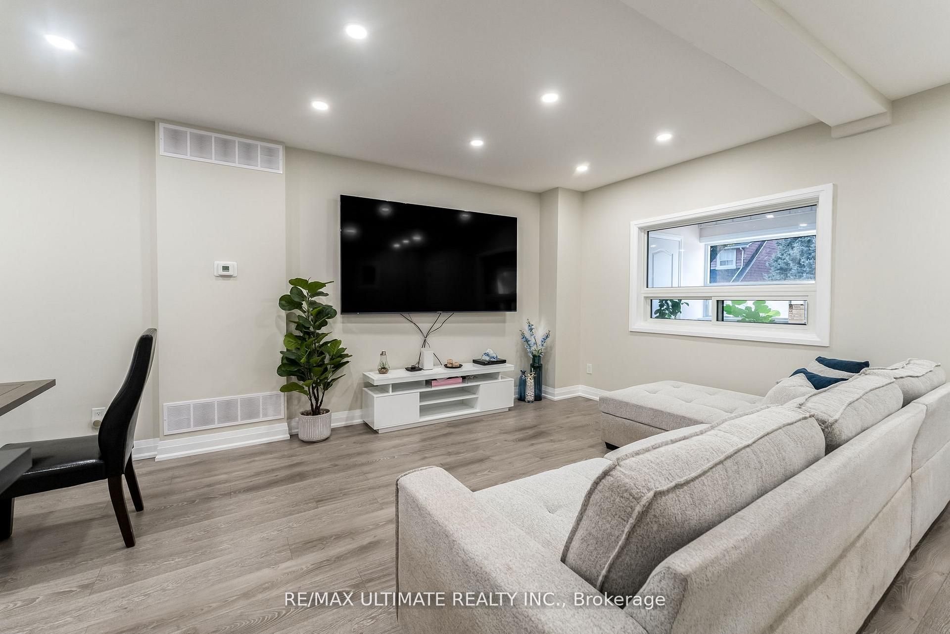 47 Mahoney Avenue, Toronto, ON M6M 2H5 photo 2