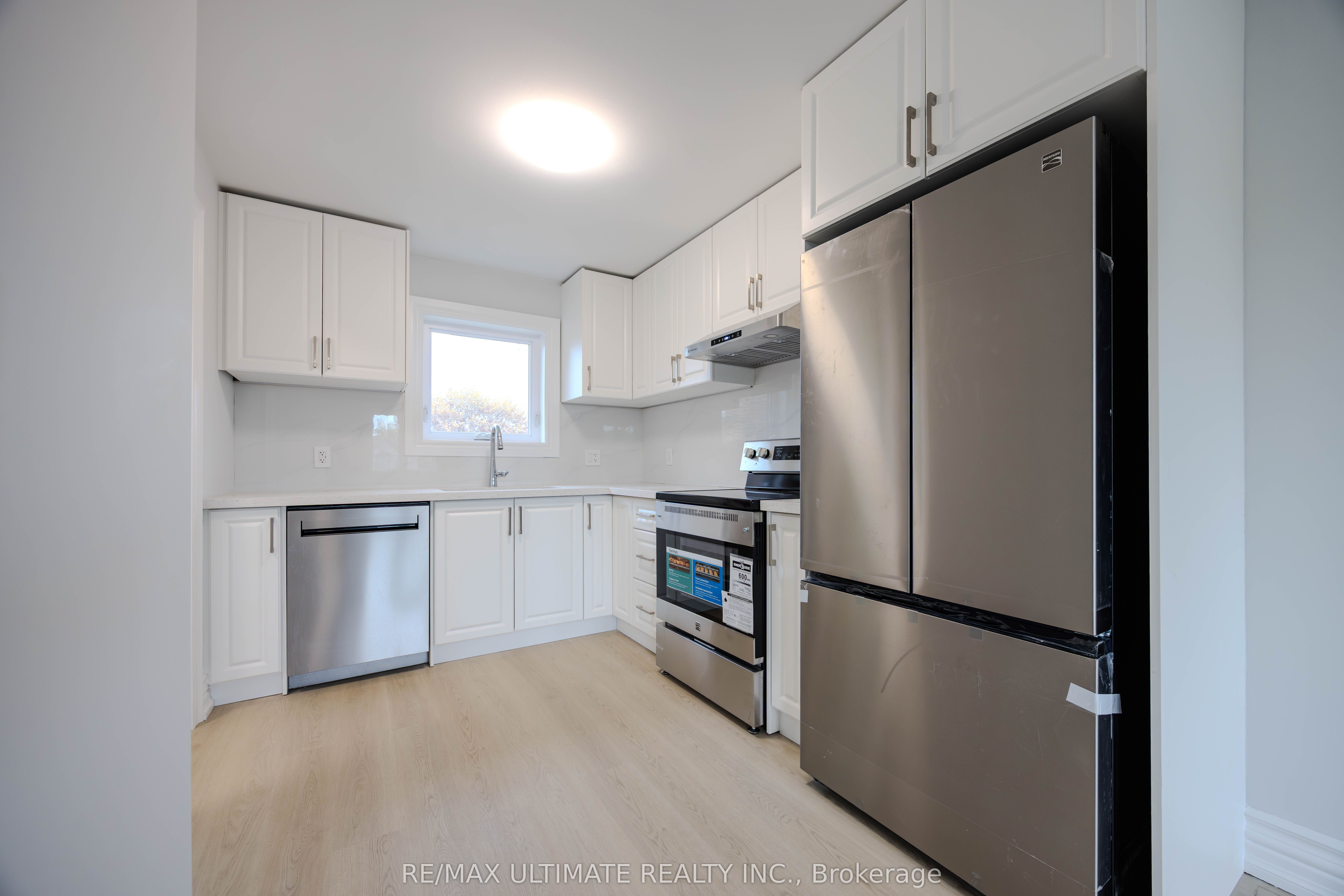 83 Burr Avenue Upper1, Toronto, ON M6L 1V3 photo 4