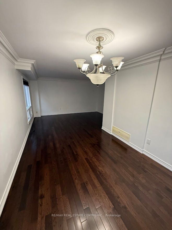 1561 Wintergrove Gardens, Mississauga, ON L5M 3Z9 photo 3