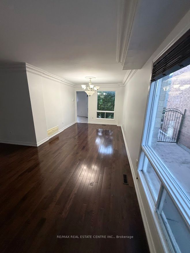 1561 Wintergrove Gardens, Mississauga, ON L5M 3Z9 photo 5