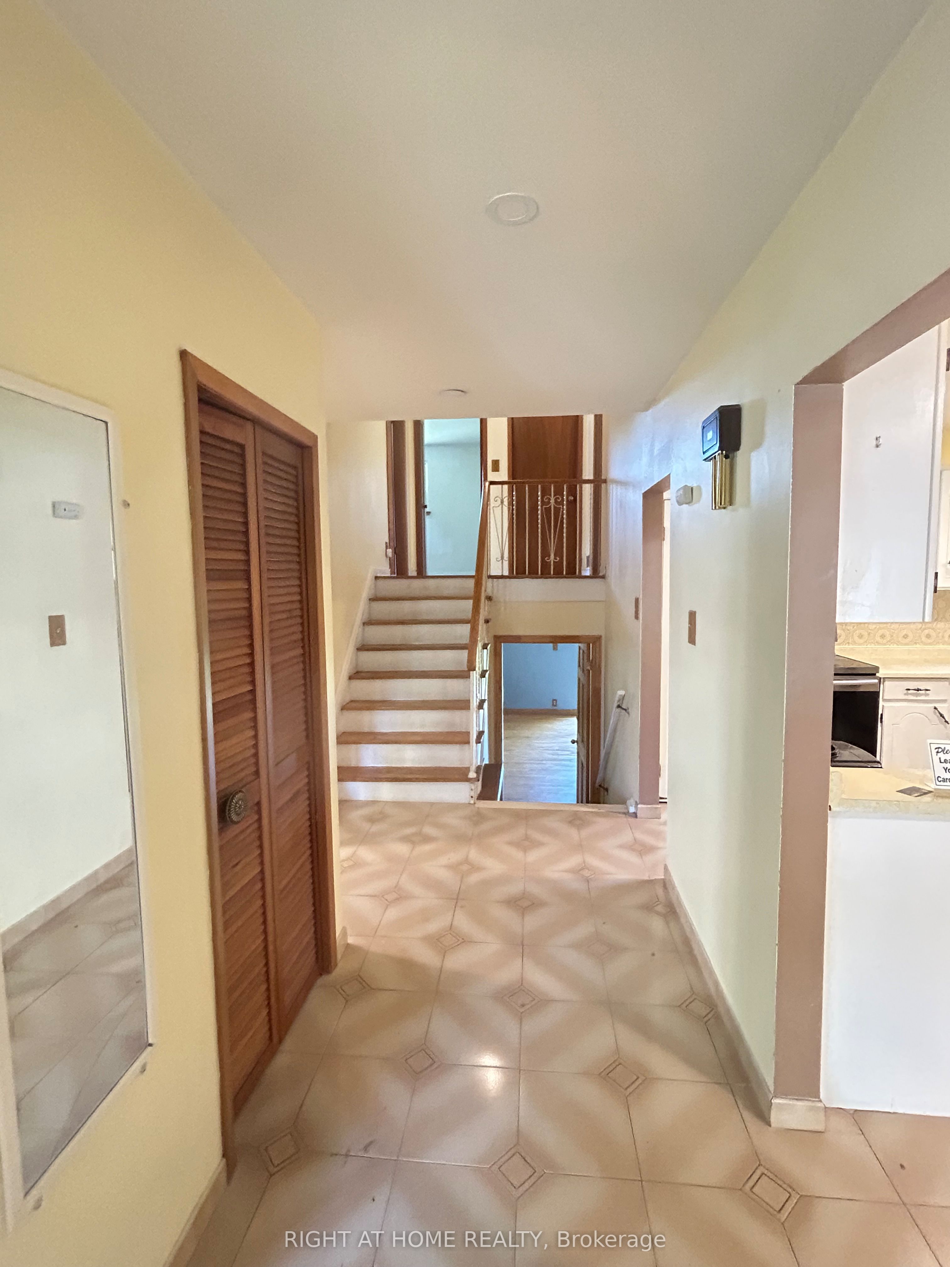 1010 Bloor Street, Mississauga, ON L4Y 2N2 photo 2