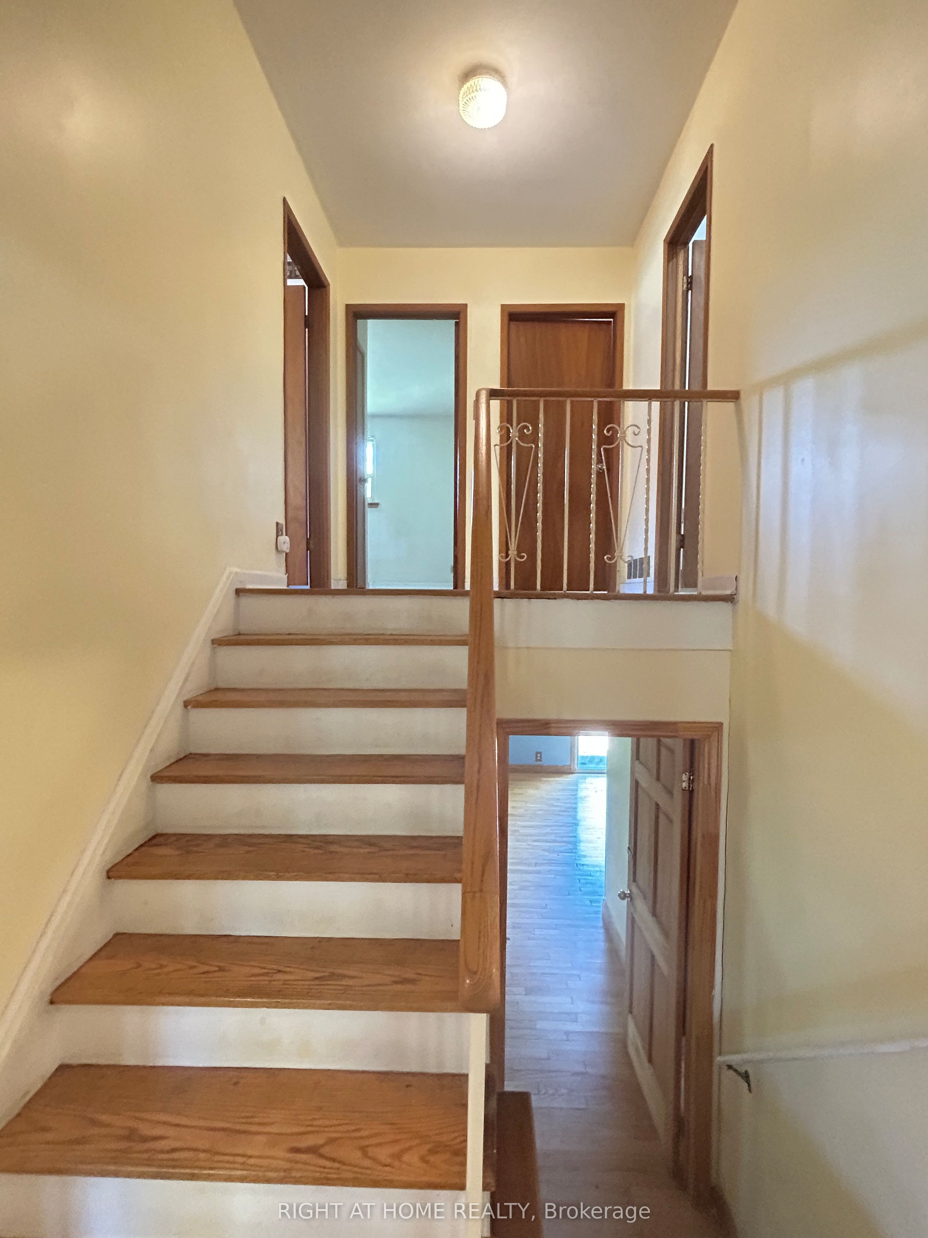 1010 Bloor Street, Mississauga, ON L4Y 2N2 photo 3