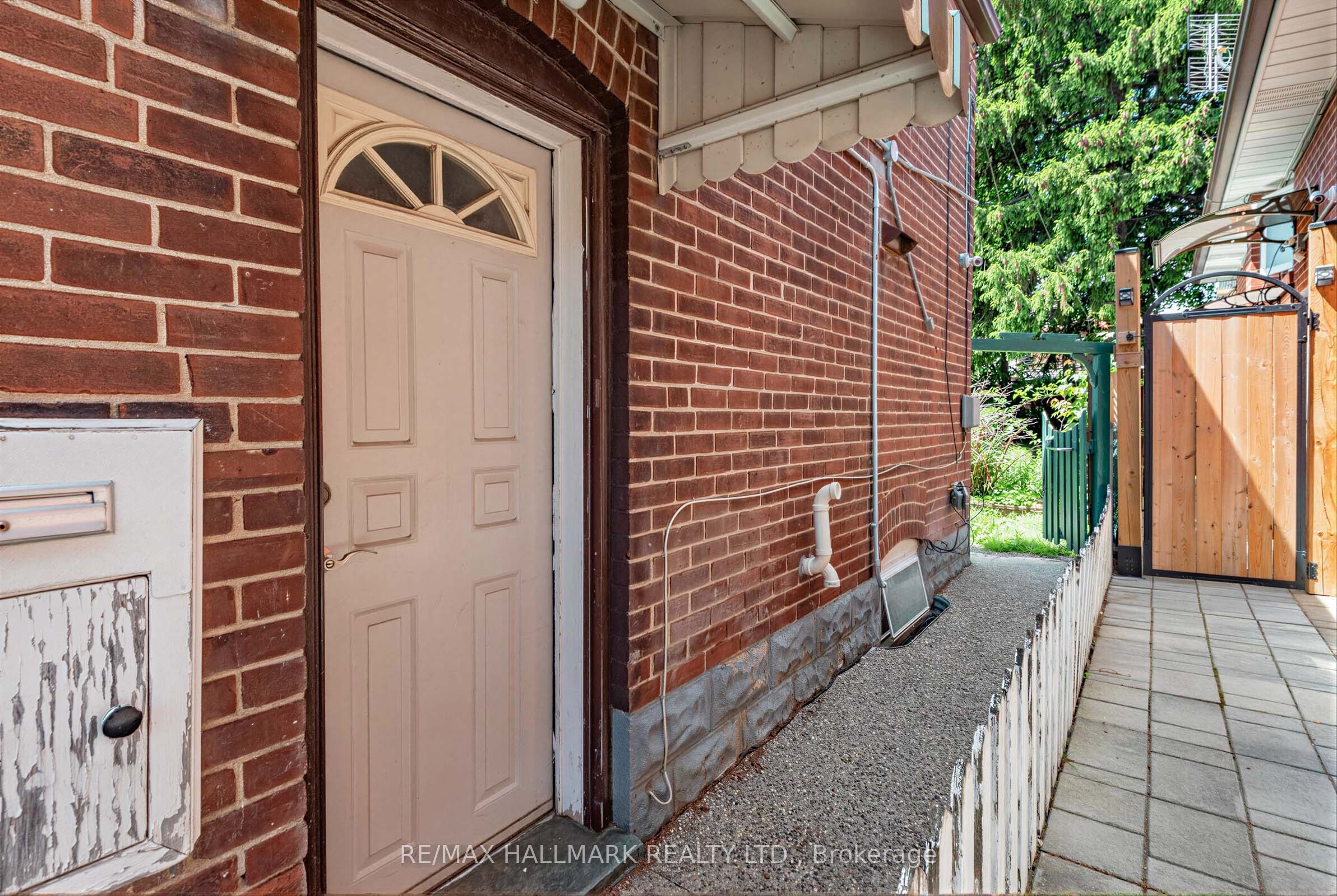 10 Hartley Avenue Basement, Toronto, ON M6E 4E6 photo 2