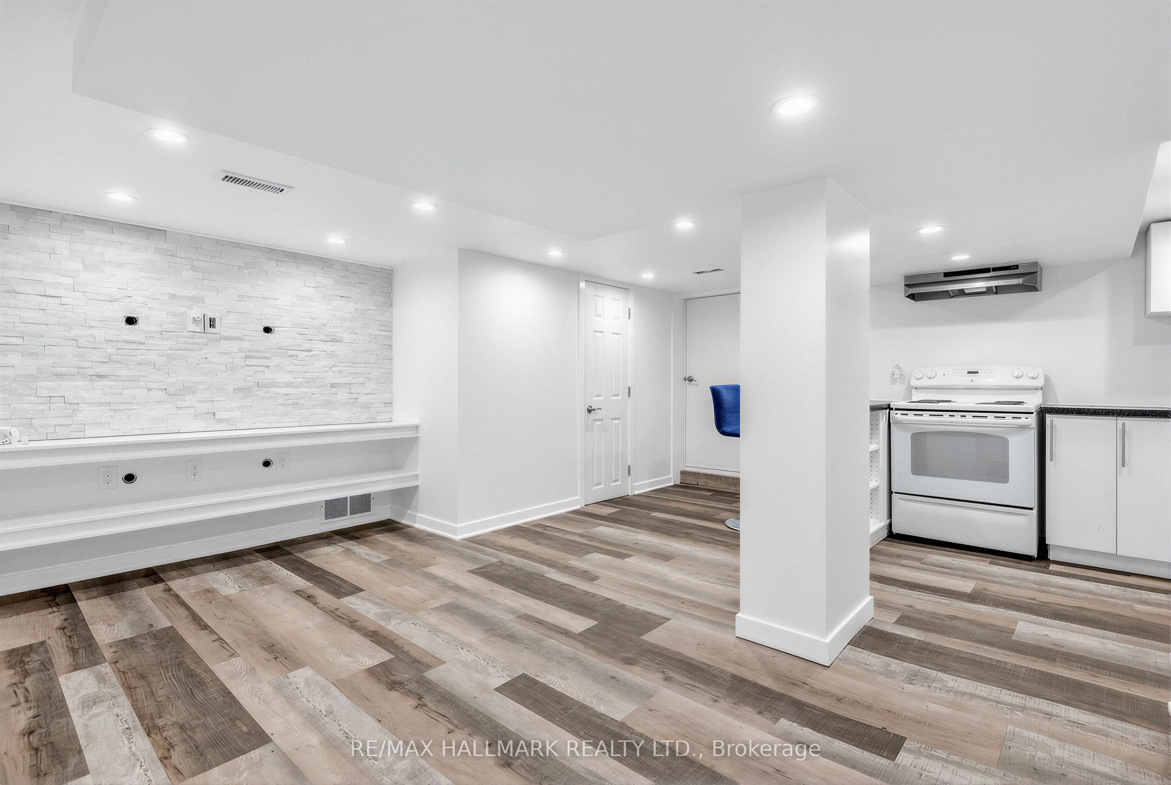 10 Hartley Avenue Basement, Toronto, ON M6E 4E6 photo 4
